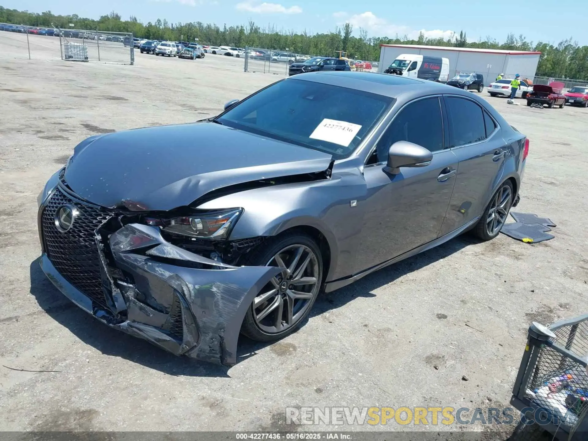 2 fotografías del automóvil dañado JTHGA1D21L5105892 LEXUS IS 300 2020