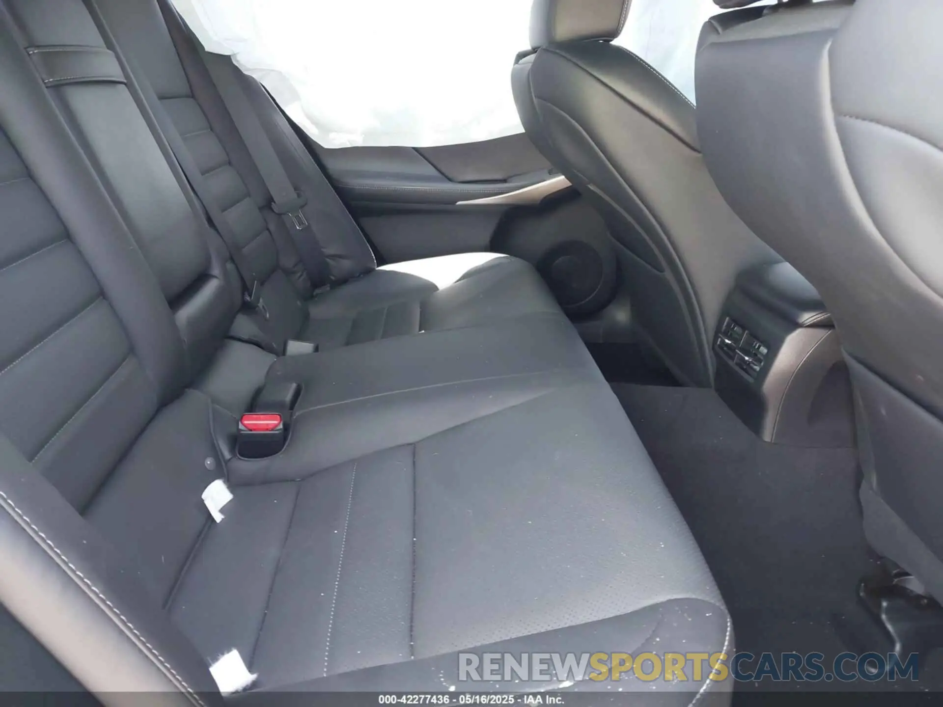8 fotografías del automóvil dañado JTHGA1D21L5105892 LEXUS IS 300 2020