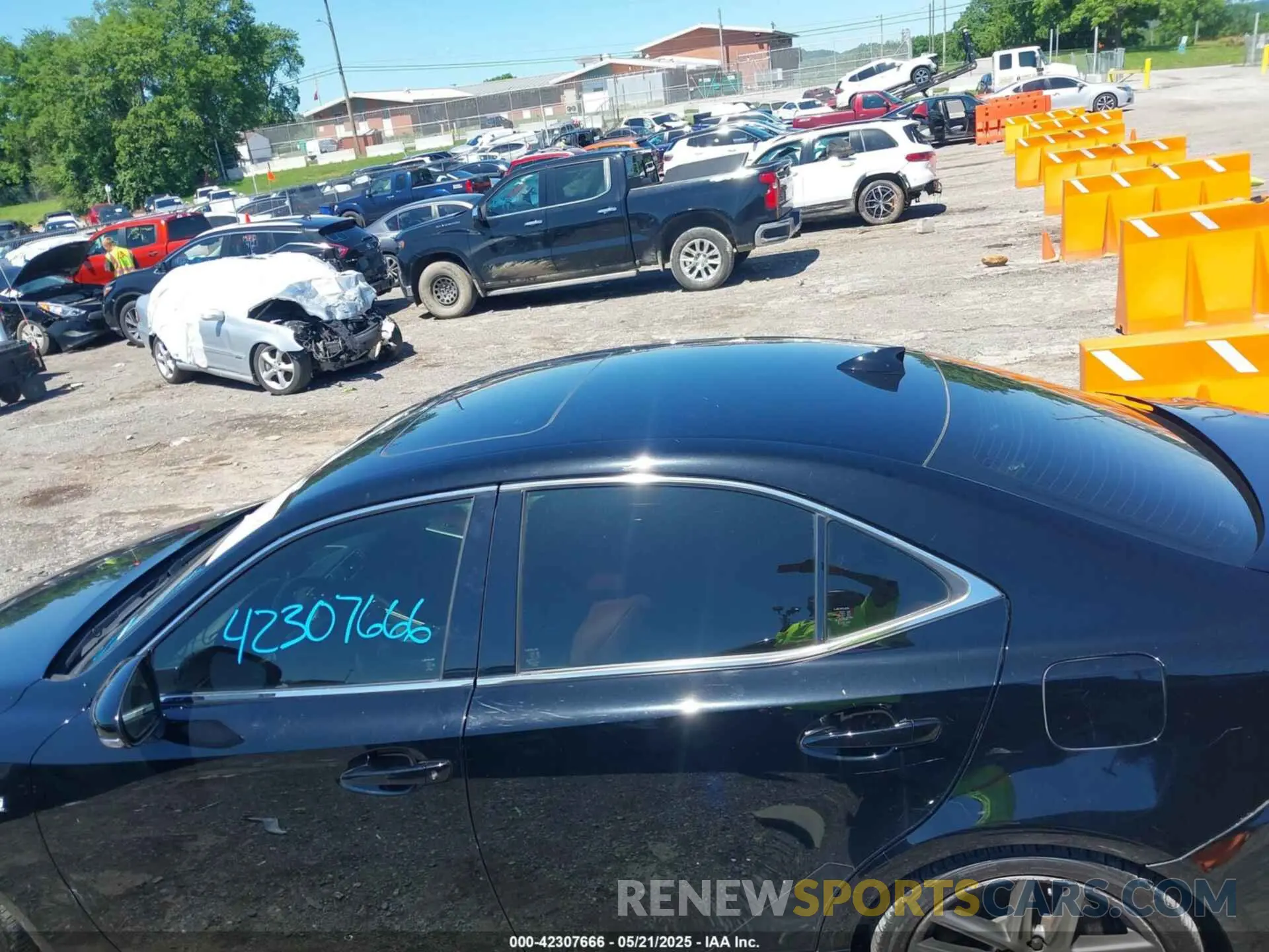 15 fotografías del automóvil dañado JTHGA1D23L5107353 LEXUS IS 300 2020
