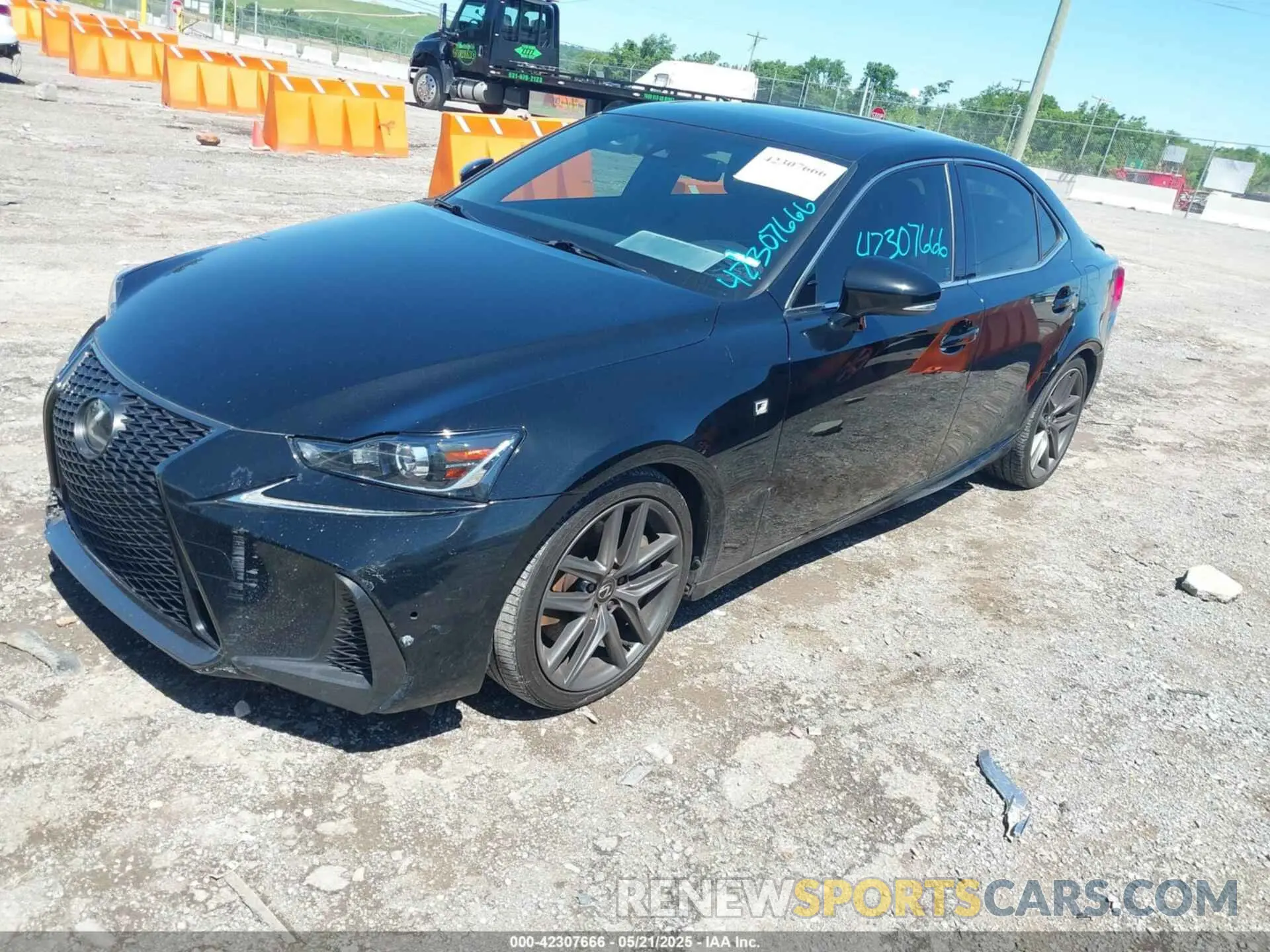 2 fotografías del automóvil dañado JTHGA1D23L5107353 LEXUS IS 300 2020