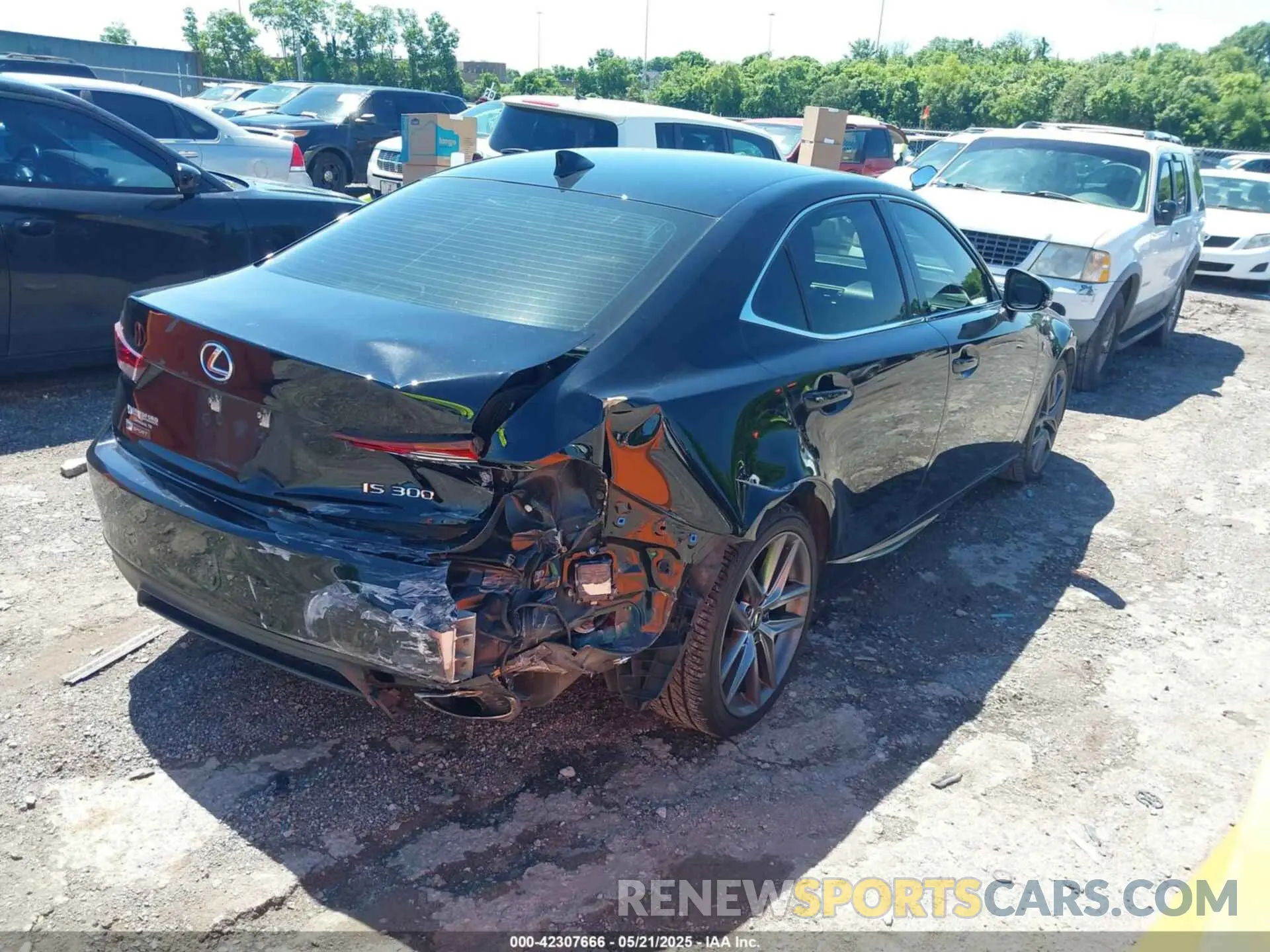 4 fotografías del automóvil dañado JTHGA1D23L5107353 LEXUS IS 300 2020
