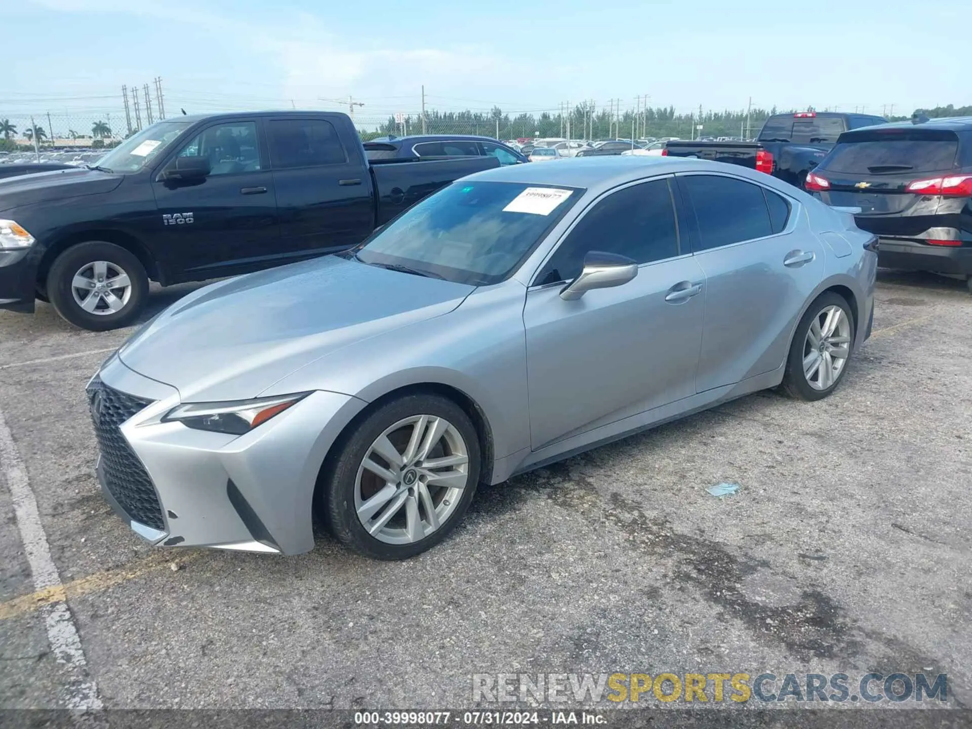 2 fotografías del automóvil dañado JTHAA1D20M5113232 LEXUS IS 300 2021