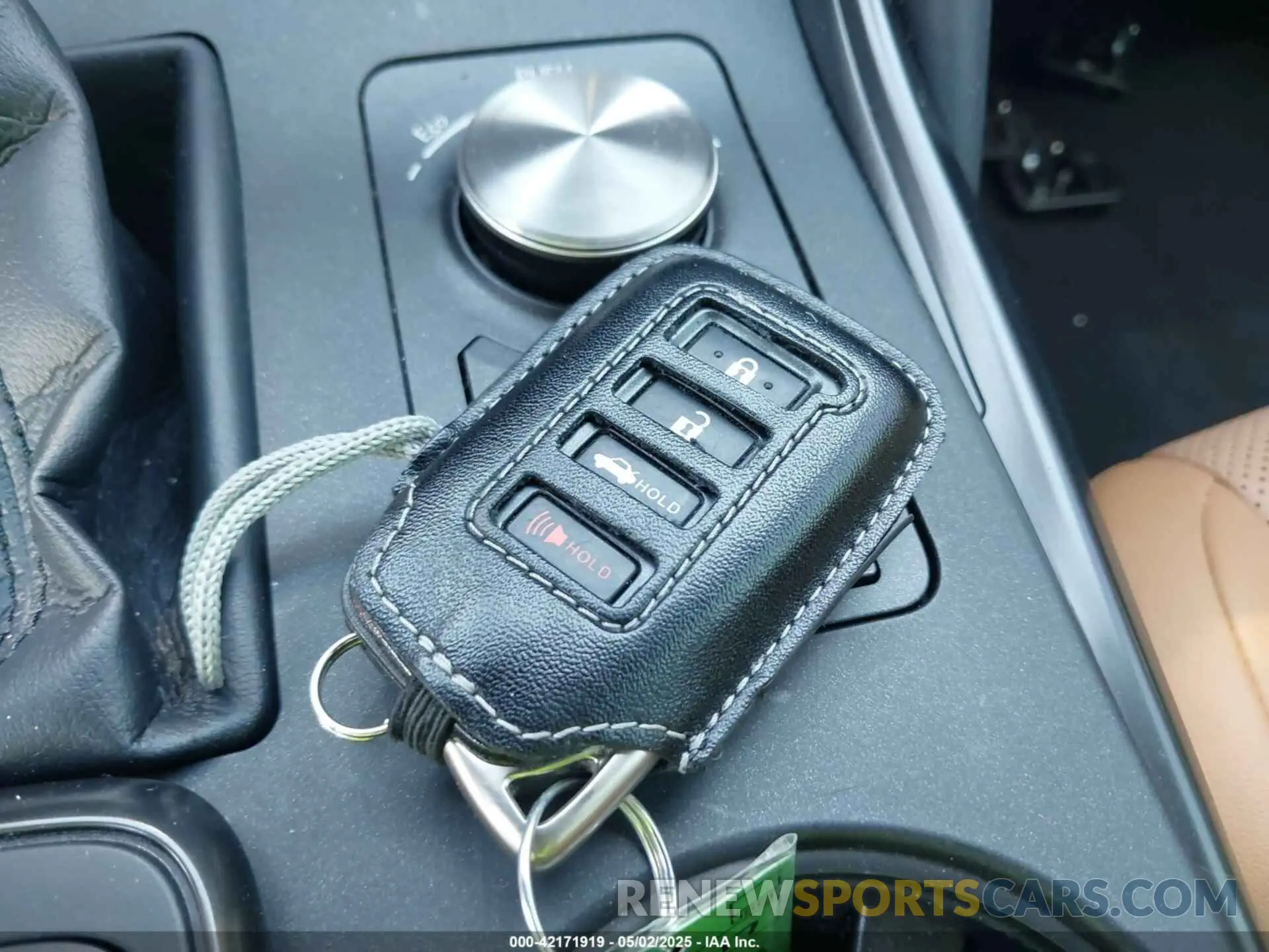 11 fotografías del automóvil dañado JTHAA1D20M5115188 LEXUS IS 300 2021