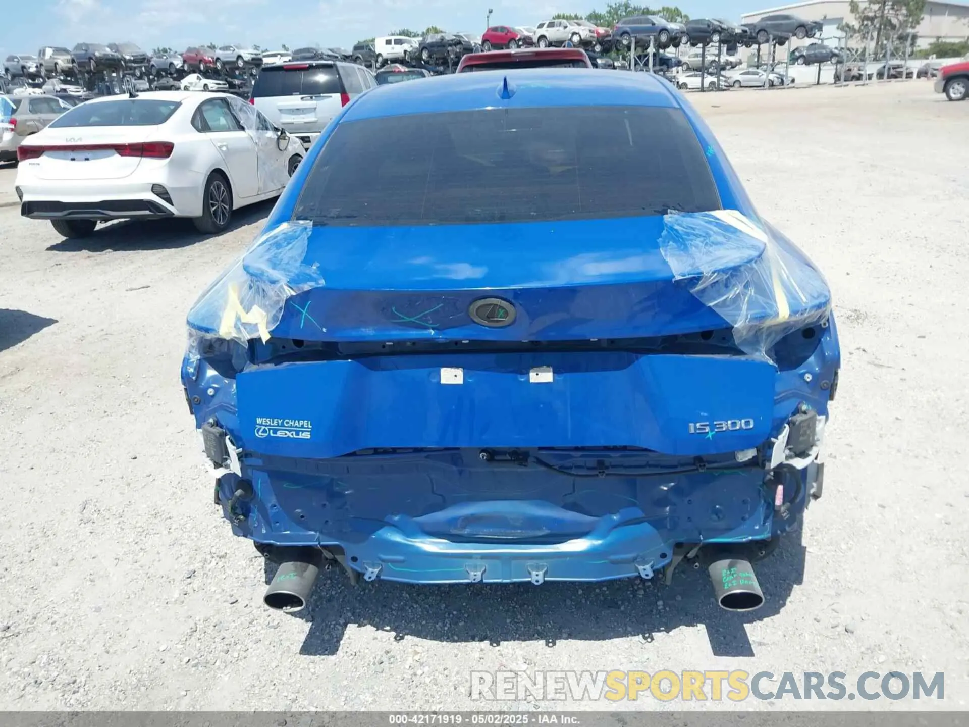 17 fotografías del automóvil dañado JTHAA1D20M5115188 LEXUS IS 300 2021