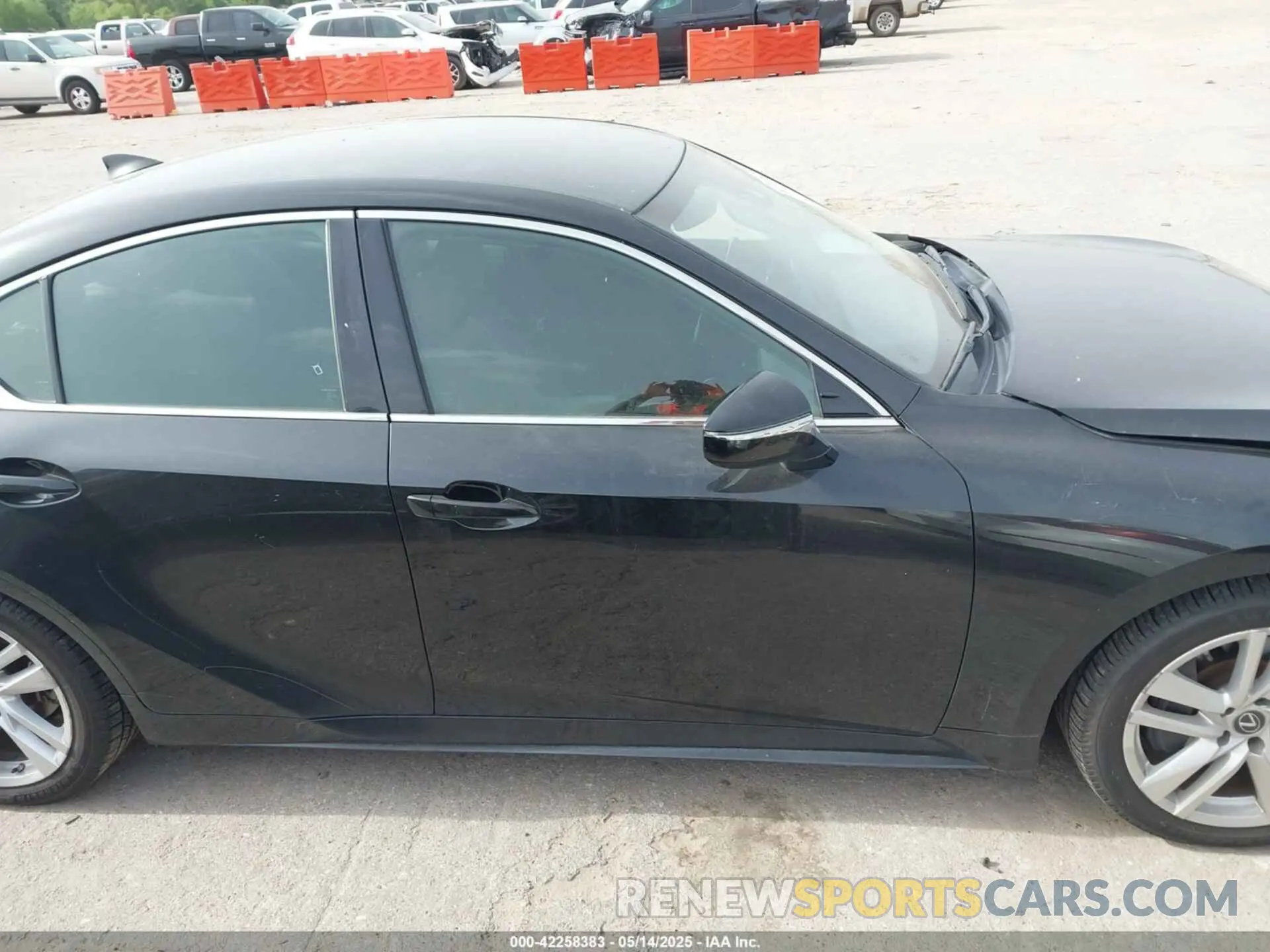 14 fotografías del automóvil dañado JTHAA1D21M5110467 LEXUS IS 300 2021