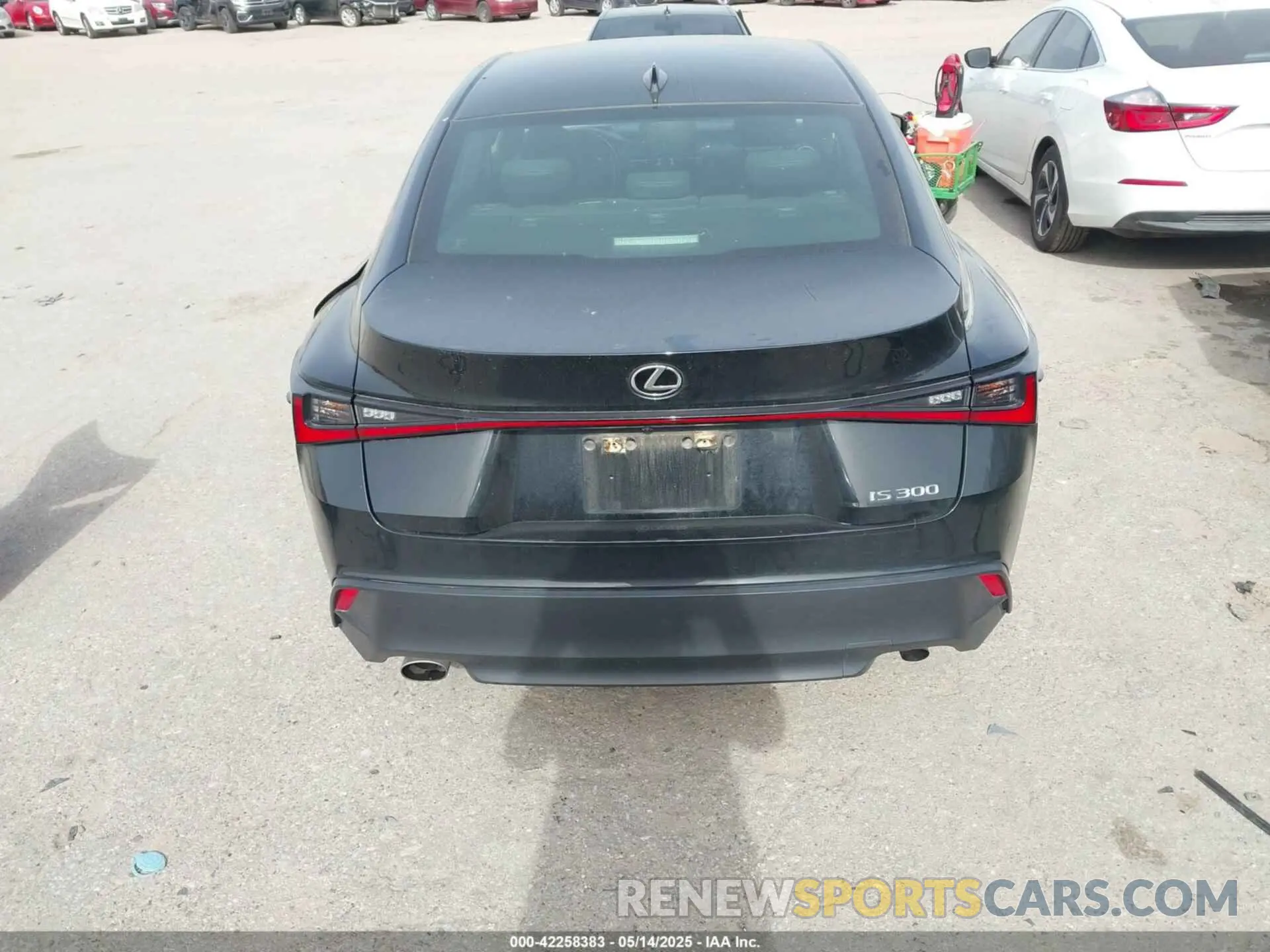 17 fotografías del automóvil dañado JTHAA1D21M5110467 LEXUS IS 300 2021
