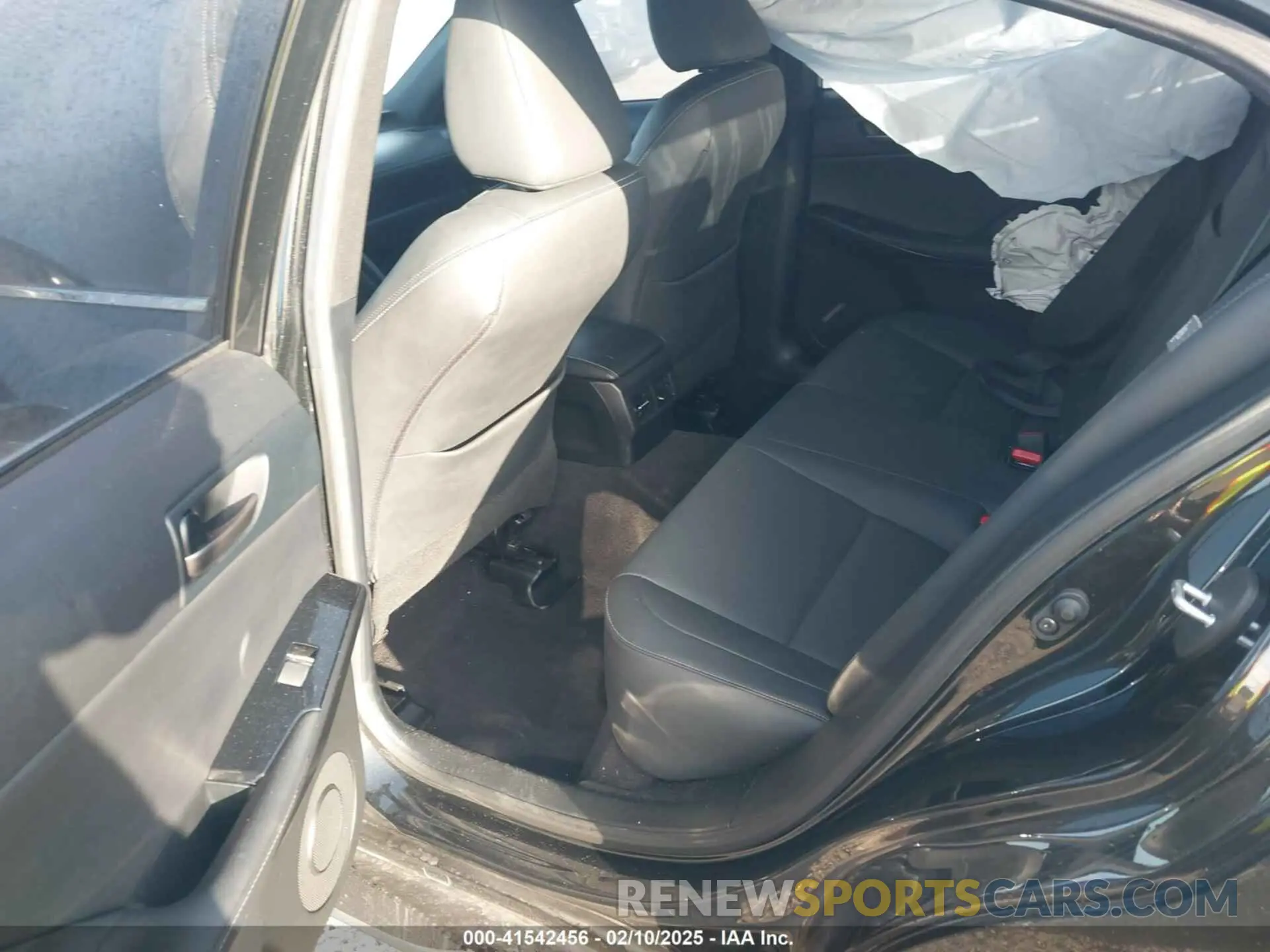 8 fotografías del automóvil dañado JTHAA1D21M5113448 LEXUS IS 300 2021