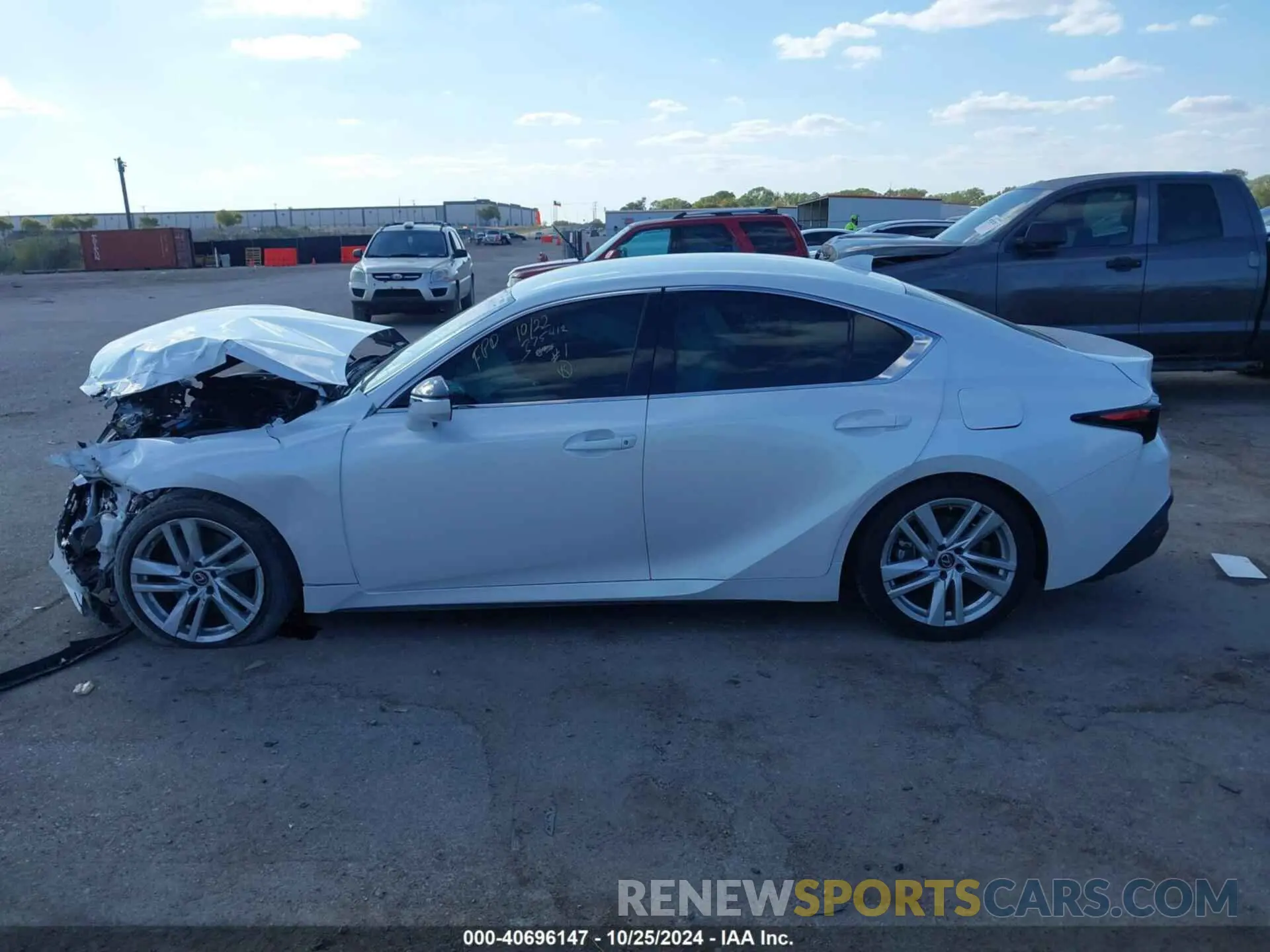 14 fotografías del automóvil dañado JTHAA1D26M5111470 LEXUS IS 300 2021