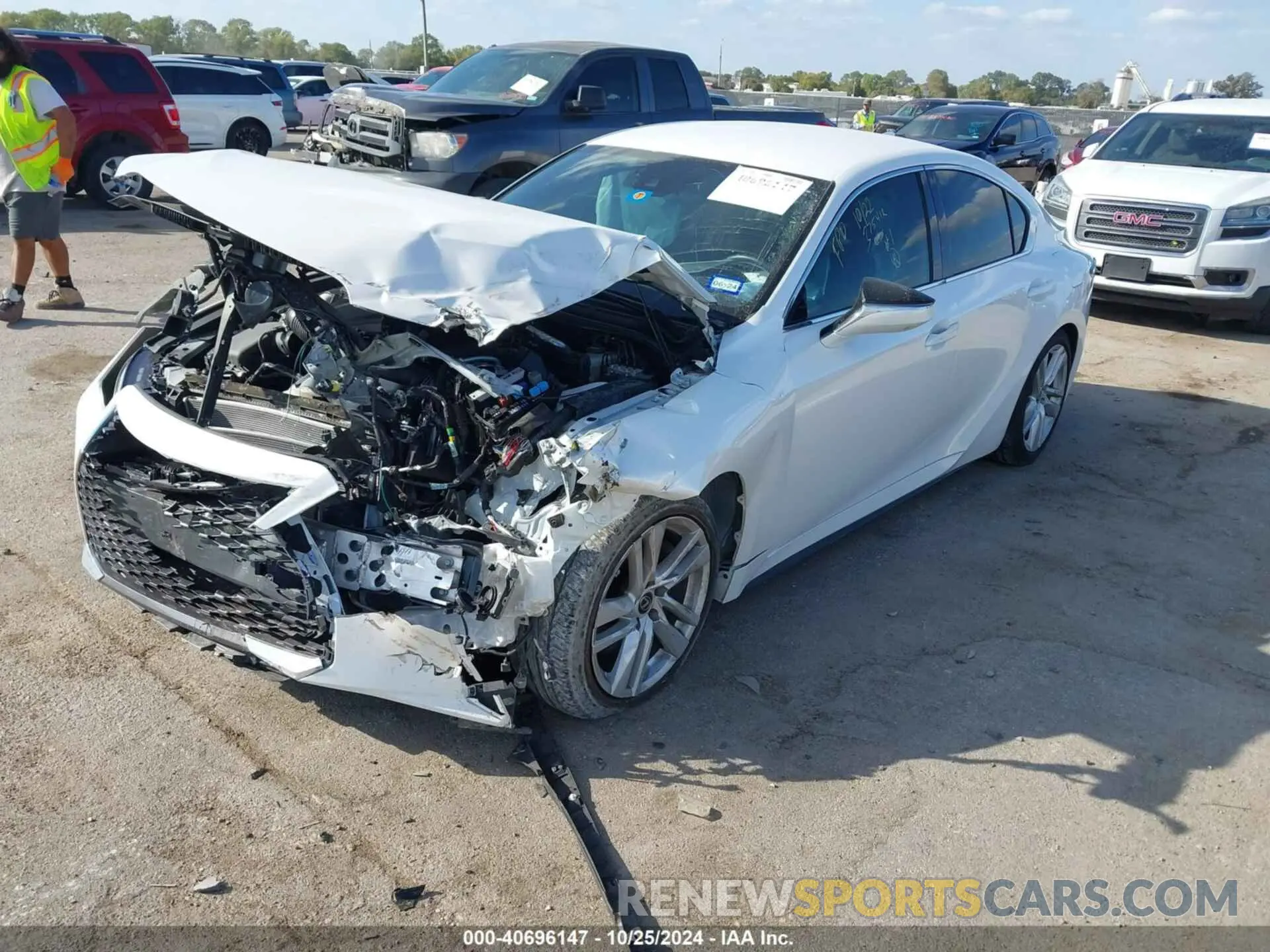 2 fotografías del automóvil dañado JTHAA1D26M5111470 LEXUS IS 300 2021