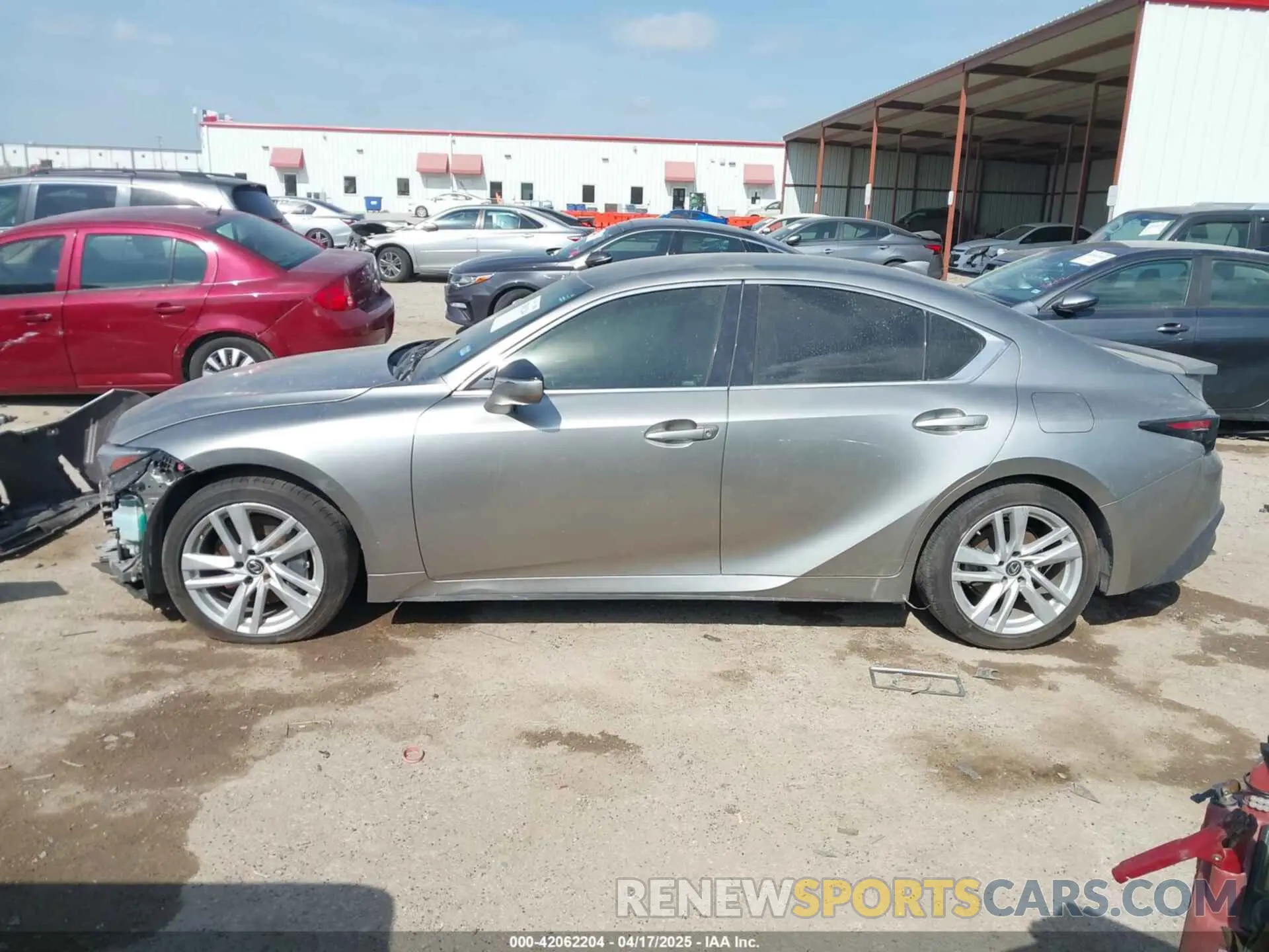14 fotografías del automóvil dañado JTHAA1D26M5112909 LEXUS IS 300 2021