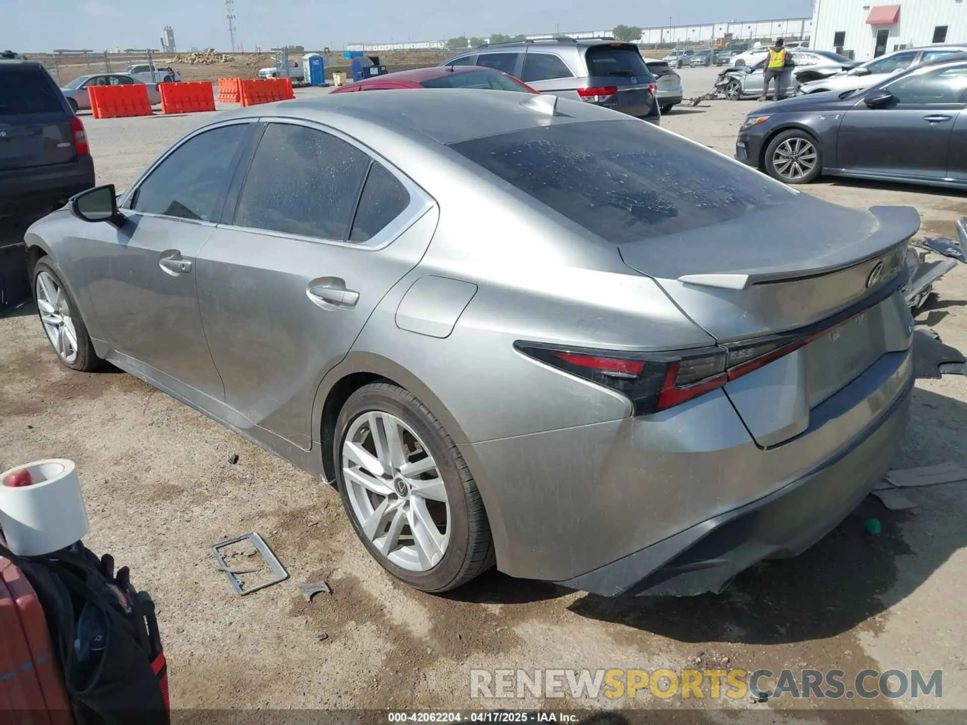 3 fotografías del automóvil dañado JTHAA1D26M5112909 LEXUS IS 300 2021