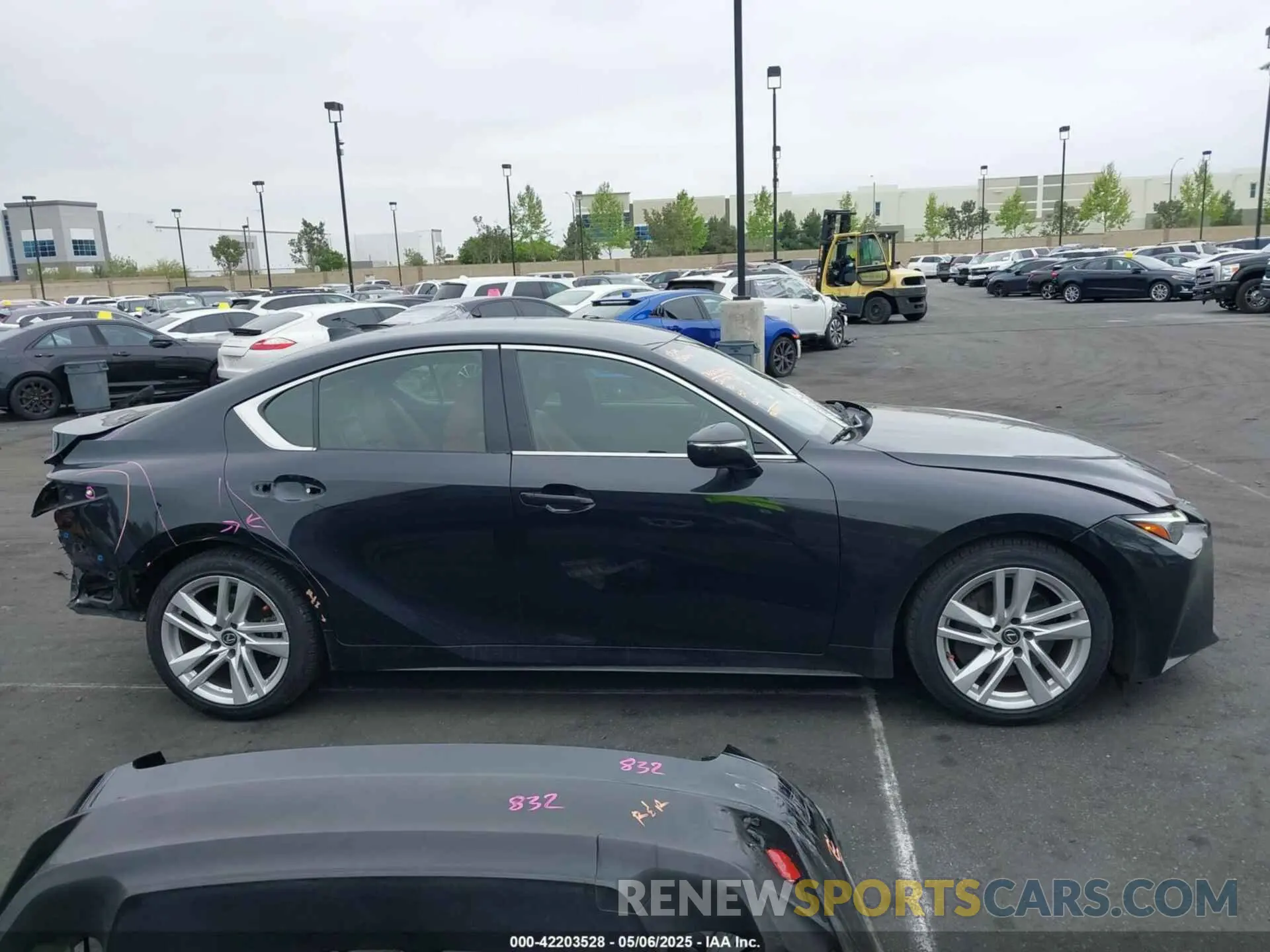 14 fotografías del automóvil dañado JTHAA1D29M5111530 LEXUS IS 300 2021