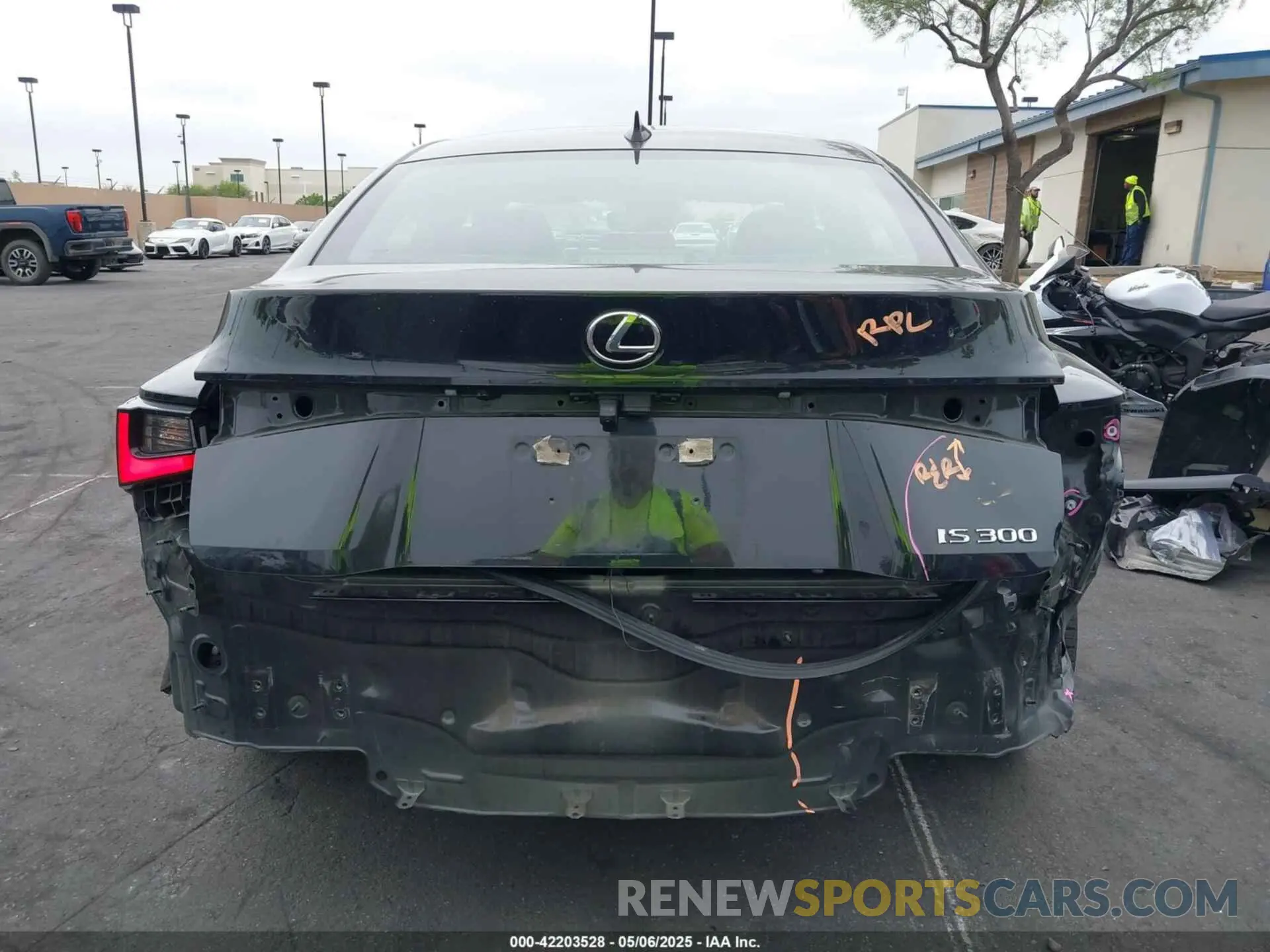 17 fotografías del automóvil dañado JTHAA1D29M5111530 LEXUS IS 300 2021