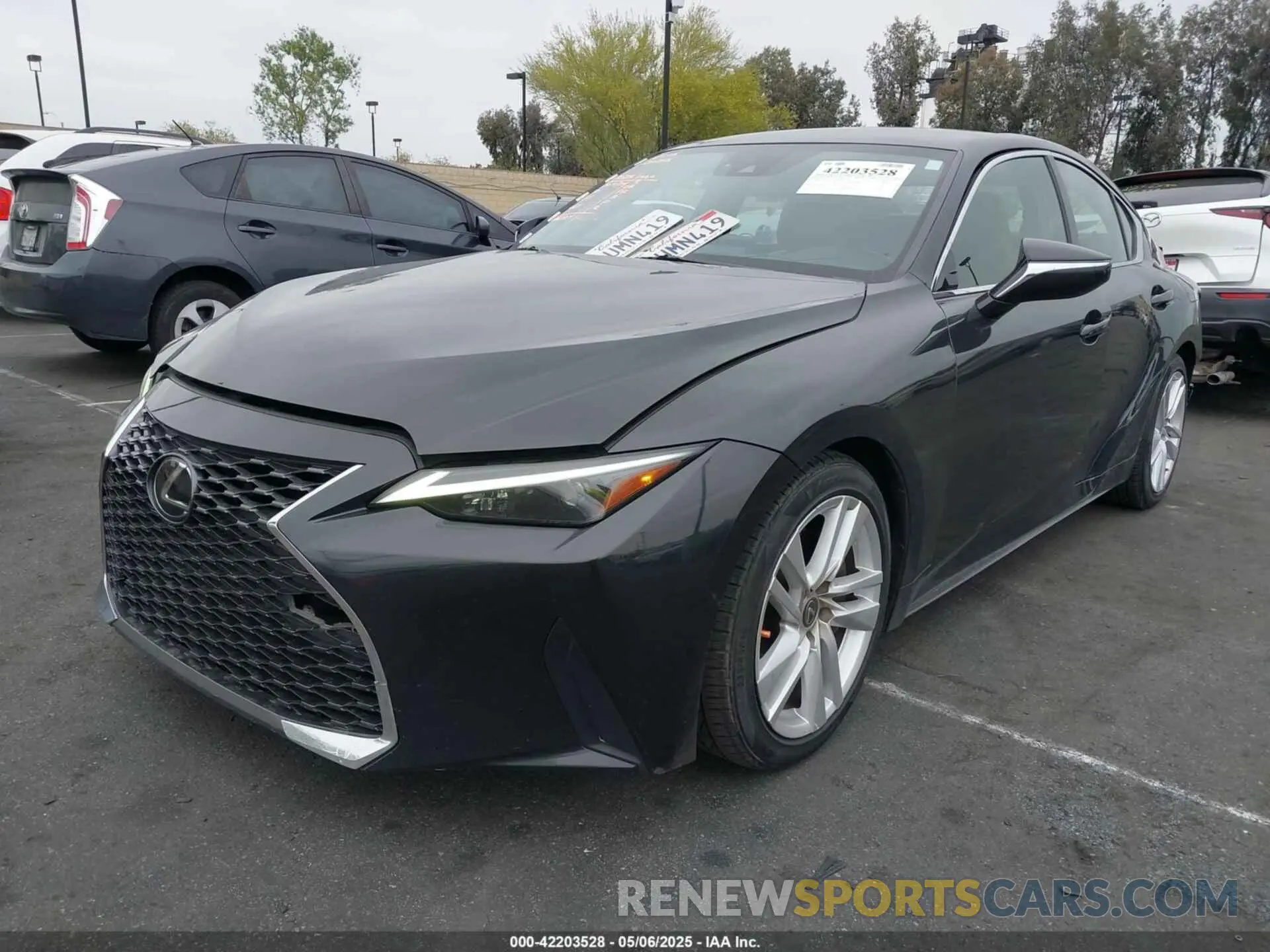2 fotografías del automóvil dañado JTHAA1D29M5111530 LEXUS IS 300 2021
