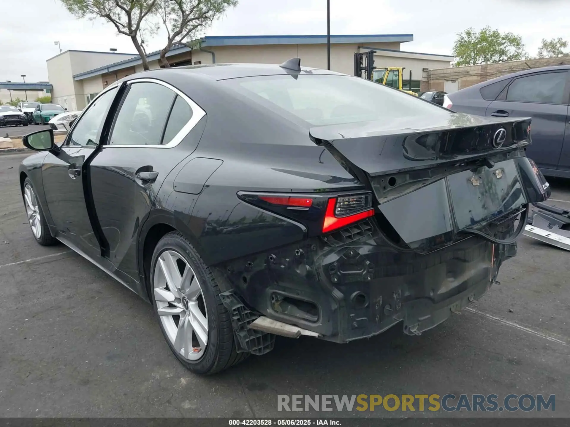 3 fotografías del automóvil dañado JTHAA1D29M5111530 LEXUS IS 300 2021