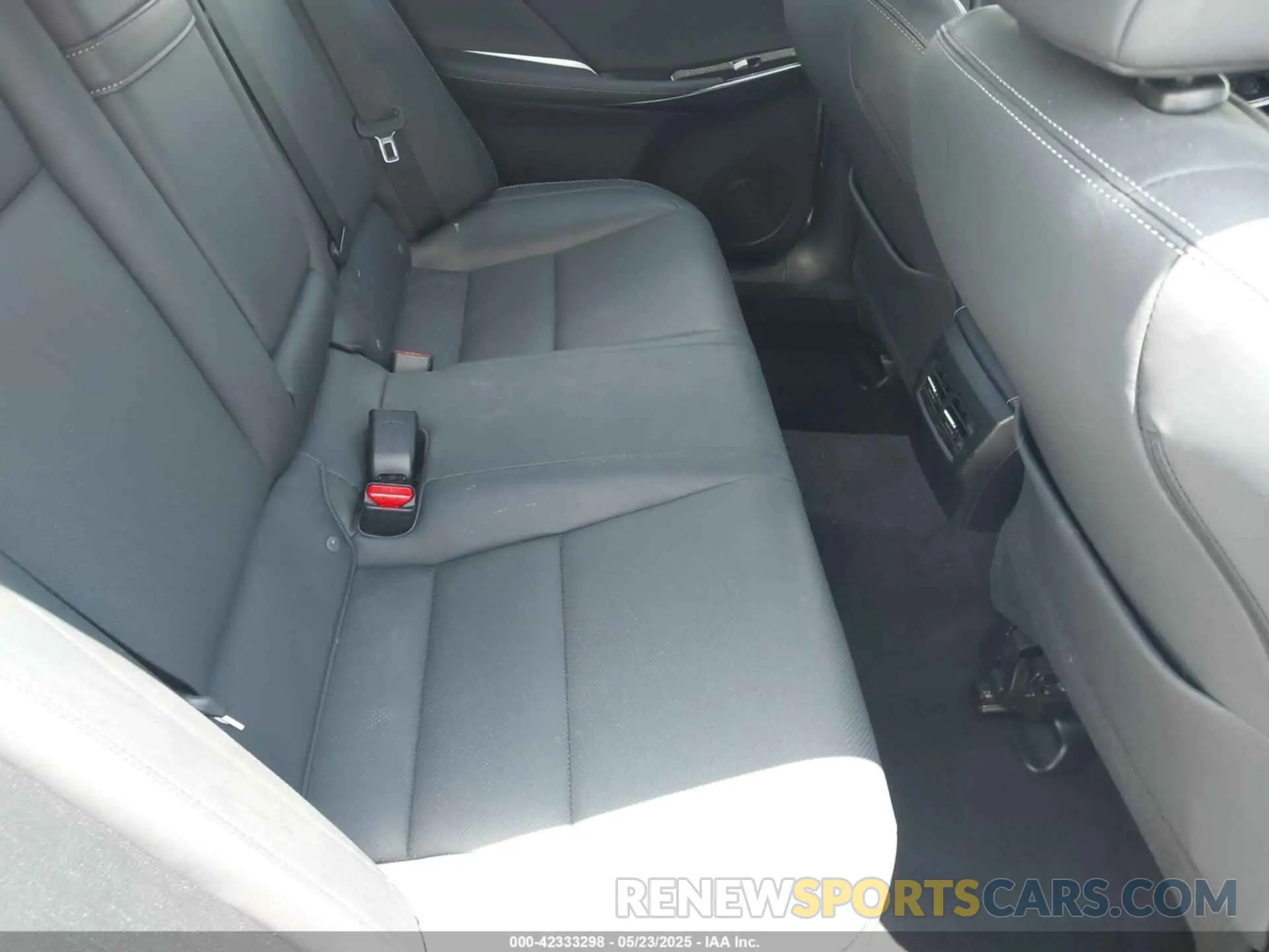 8 fotografías del automóvil dañado JTHAA1D2XM5109835 LEXUS IS 300 2021