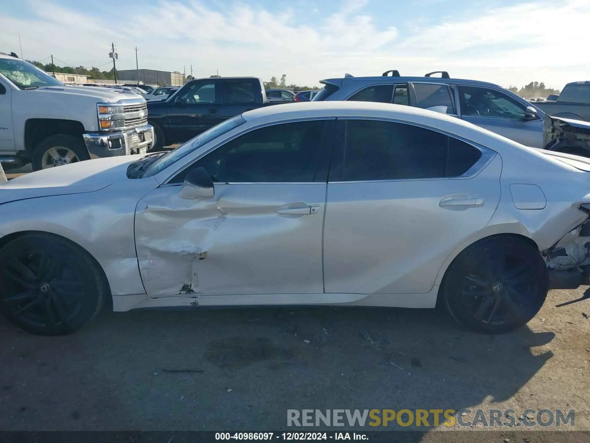 14 fotografías del automóvil dañado JTHAA1D2XM5110693 LEXUS IS 300 2021