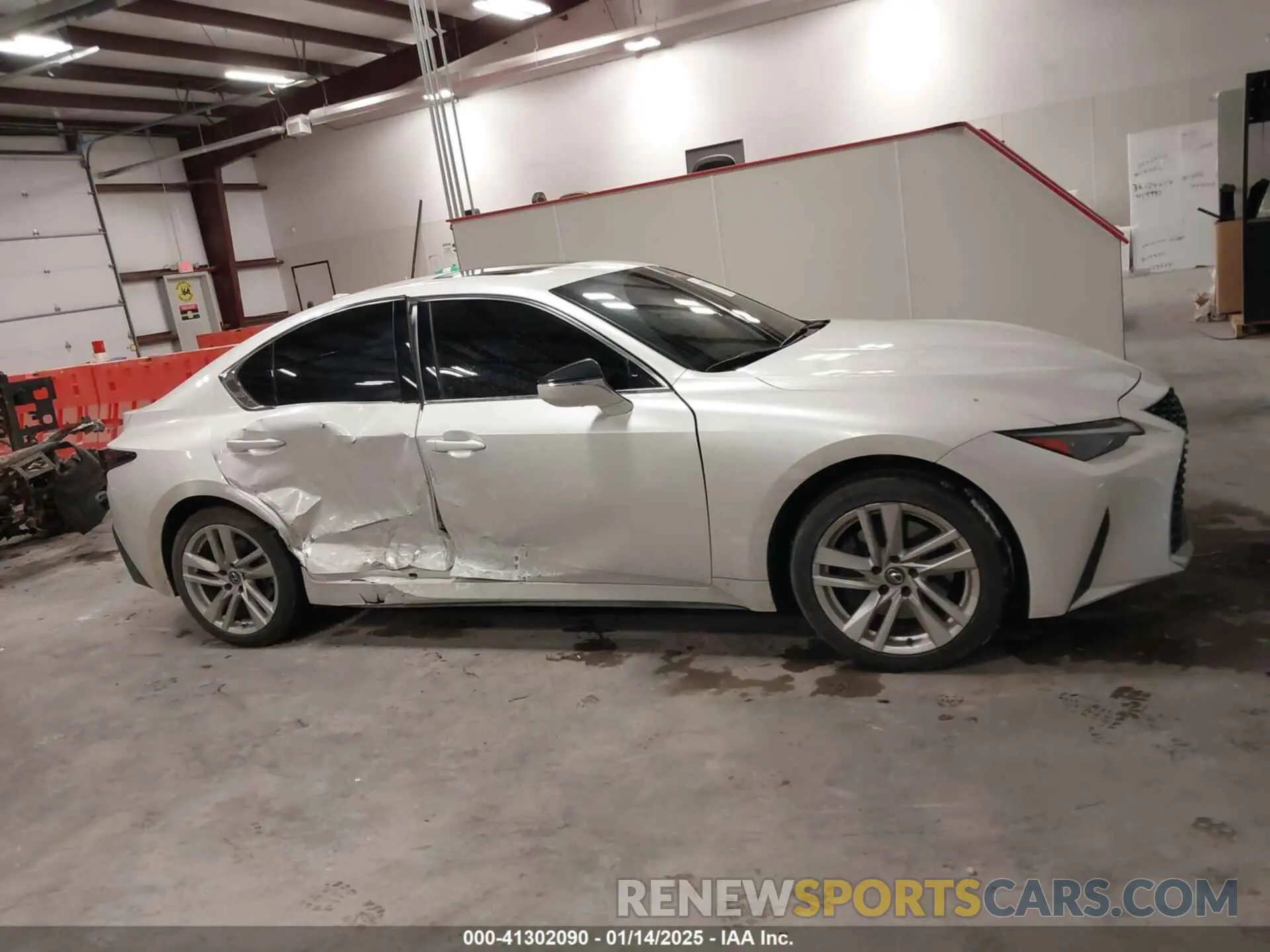13 fotografías del automóvil dañado JTHC81F20M5045340 LEXUS IS 300 2021
