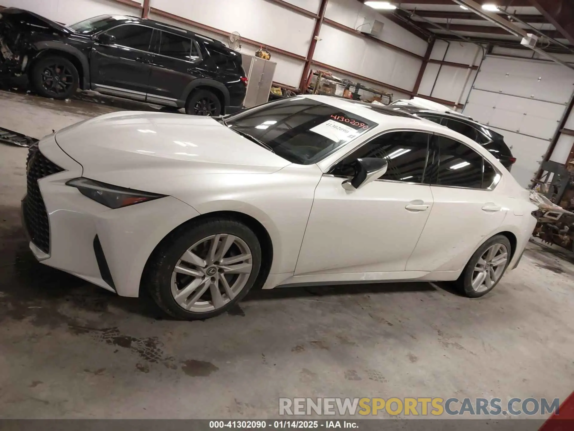 14 fotografías del automóvil dañado JTHC81F20M5045340 LEXUS IS 300 2021