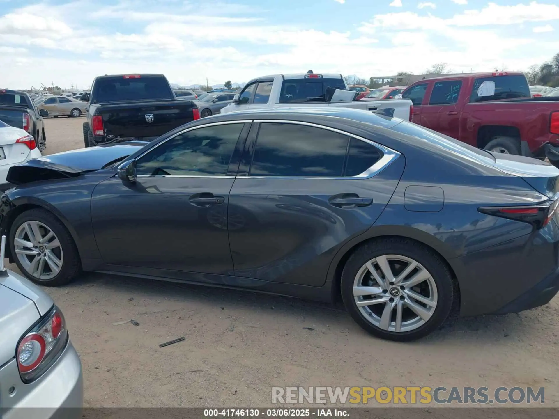 14 fotografías del automóvil dañado JTHC81F21M5046836 LEXUS IS 300 2021