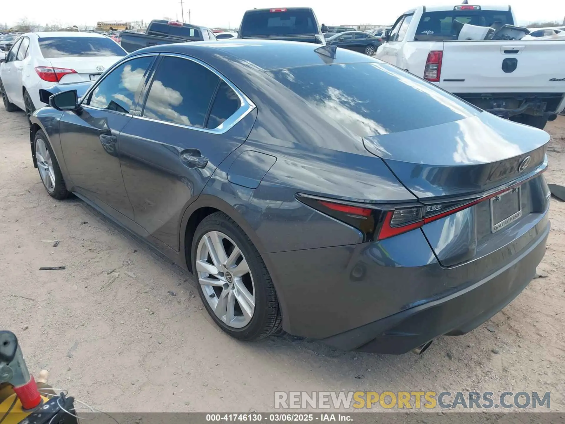 3 fotografías del automóvil dañado JTHC81F21M5046836 LEXUS IS 300 2021