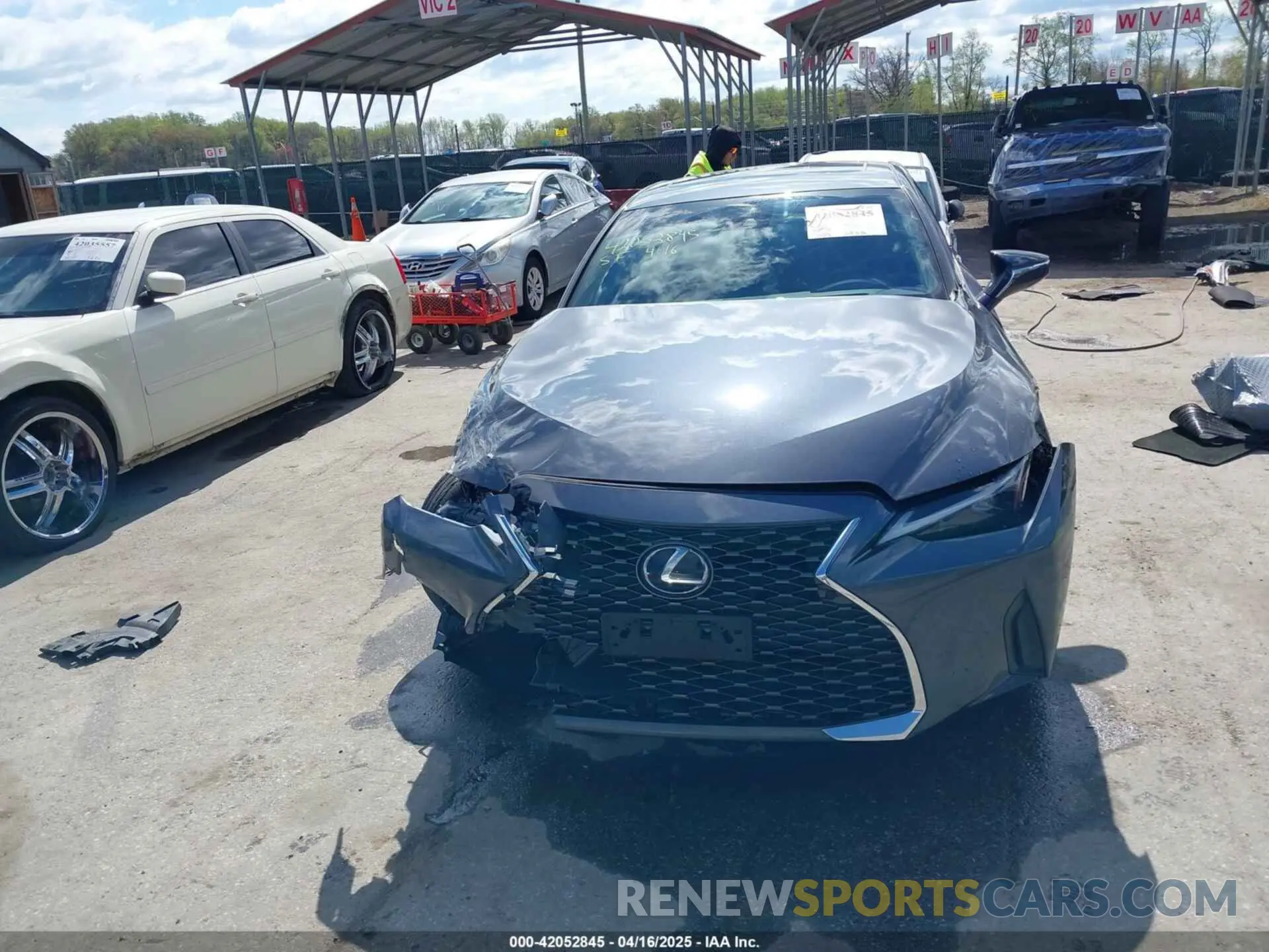 12 fotografías del automóvil dañado JTHC81F21M5046917 LEXUS IS 300 2021