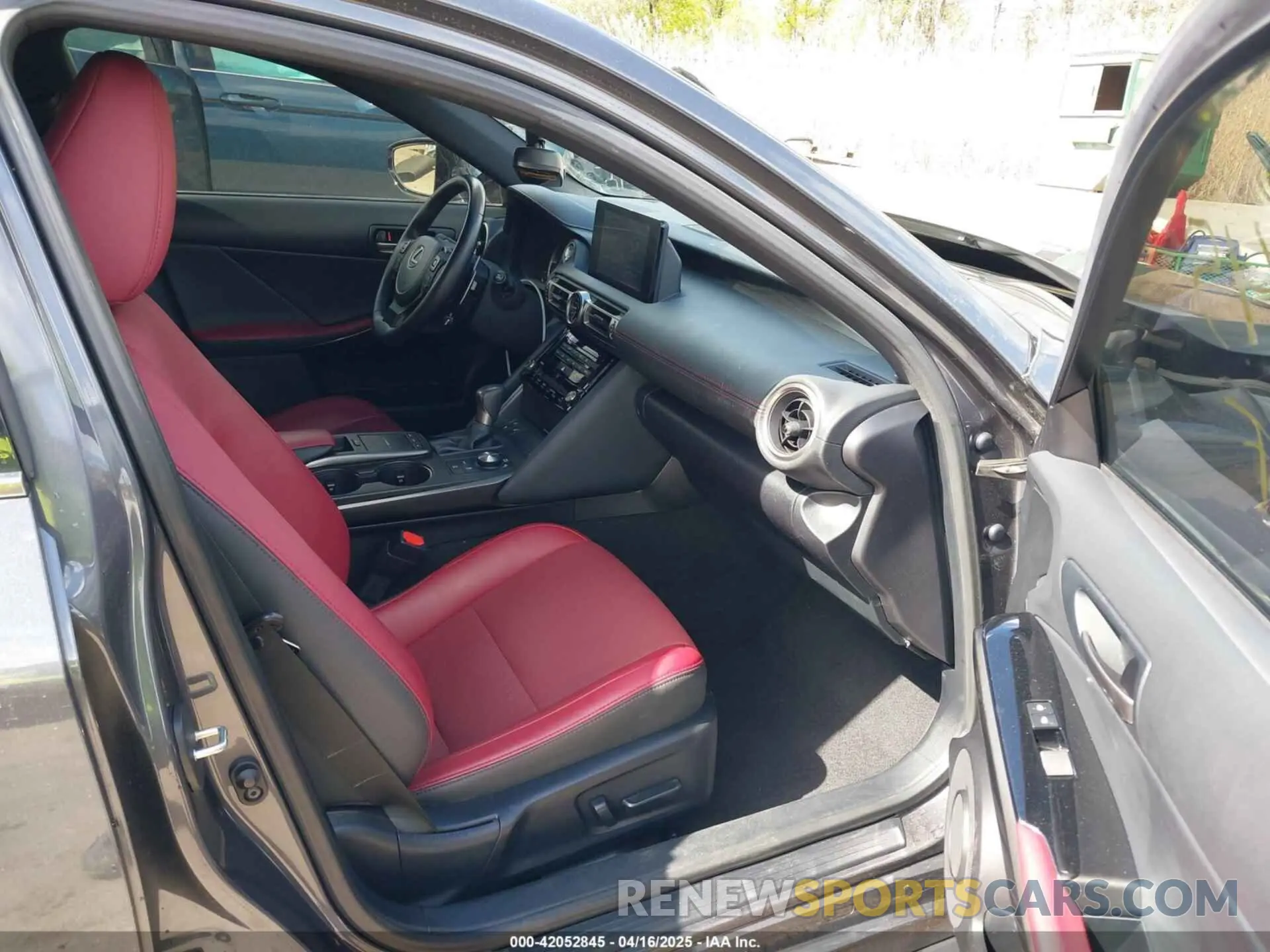 5 fotografías del automóvil dañado JTHC81F21M5046917 LEXUS IS 300 2021