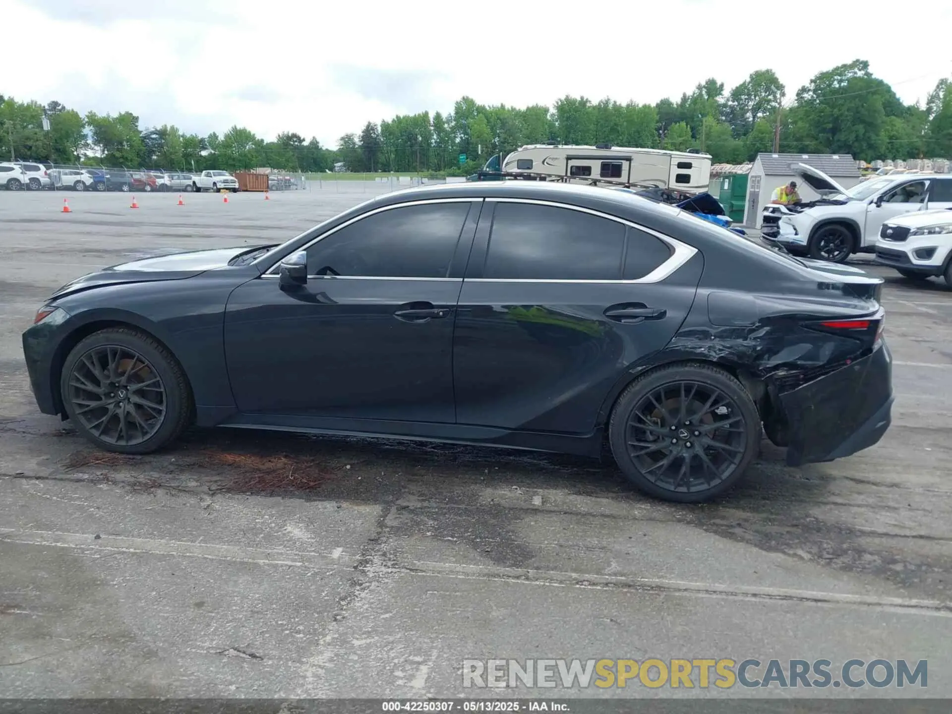 14 fotografías del automóvil dañado JTHC81F27M5045061 LEXUS IS 300 2021