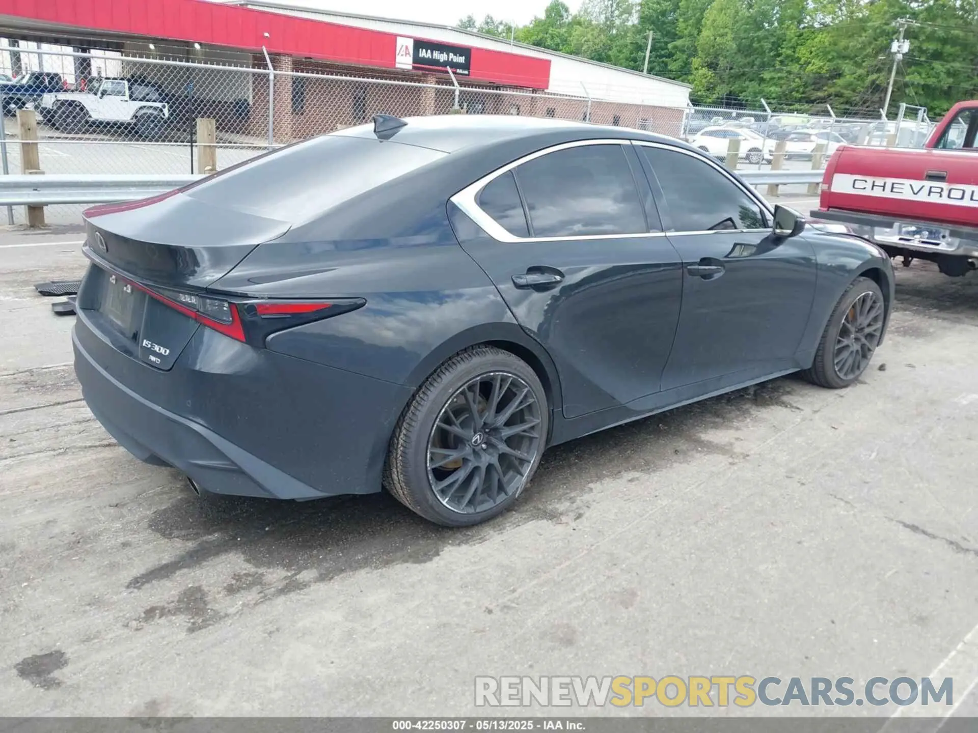 4 fotografías del automóvil dañado JTHC81F27M5045061 LEXUS IS 300 2021