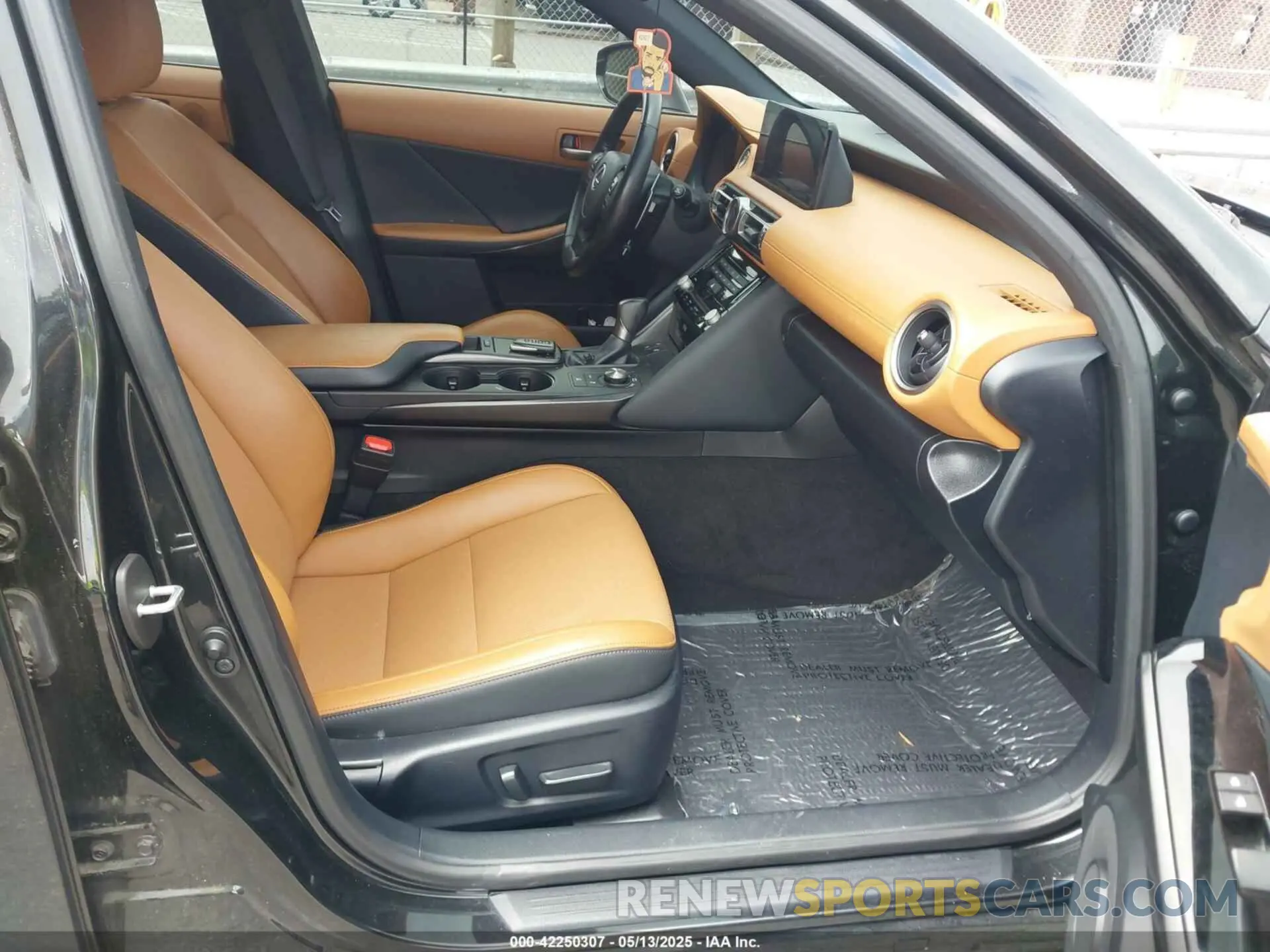 5 fotografías del automóvil dañado JTHC81F27M5045061 LEXUS IS 300 2021