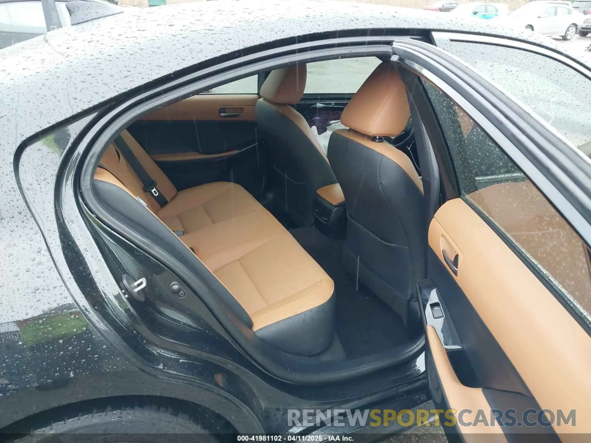 8 fotografías del automóvil dañado JTHC81F29M5043571 LEXUS IS 300 2021