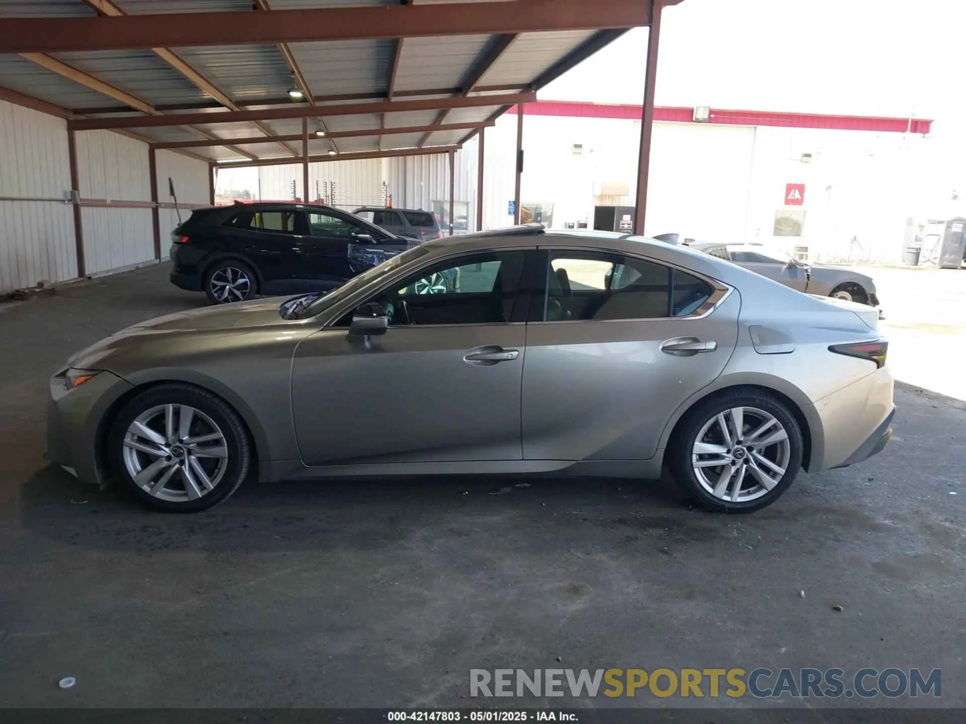 14 fotografías del automóvil dañado JTHCA1D20M5112820 LEXUS IS 300 2021