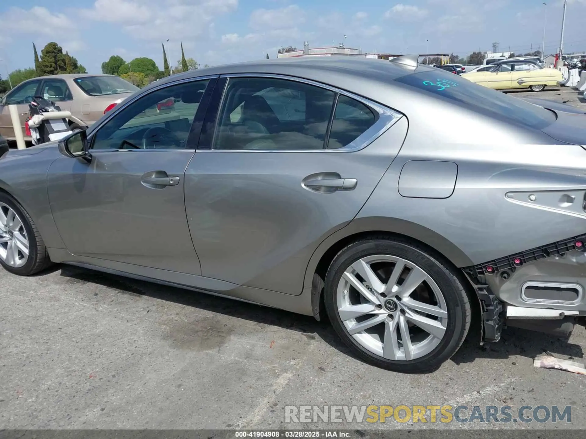 14 fotografías del automóvil dañado JTHCA1D22M5117601 LEXUS IS 300 2021
