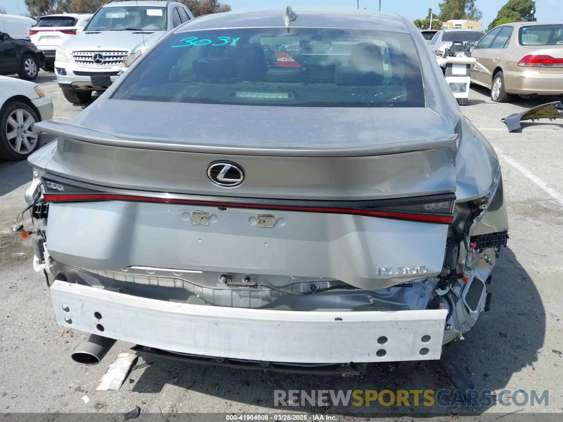 16 fotografías del automóvil dañado JTHCA1D22M5117601 LEXUS IS 300 2021