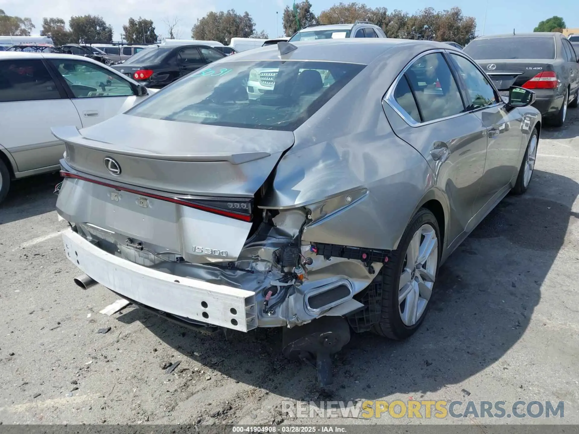 4 fotografías del automóvil dañado JTHCA1D22M5117601 LEXUS IS 300 2021