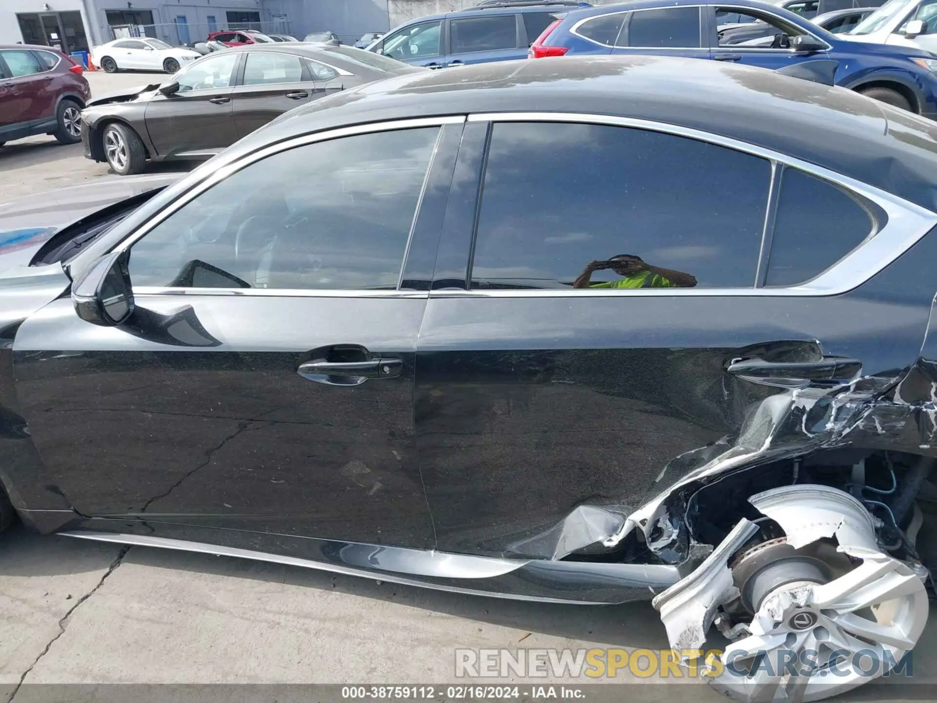 14 fotografías del automóvil dañado JTHCA1D25M5115860 LEXUS IS 300 2021