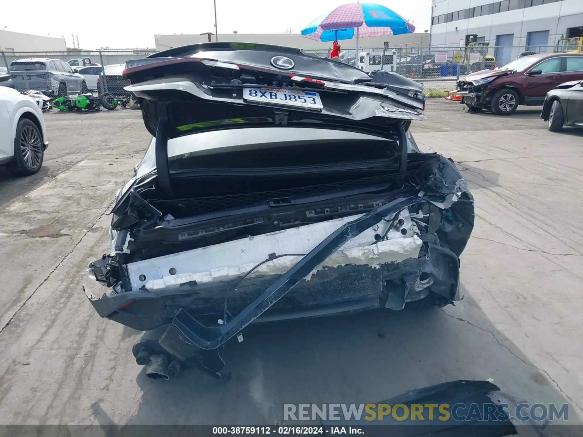 16 fotografías del automóvil dañado JTHCA1D25M5115860 LEXUS IS 300 2021