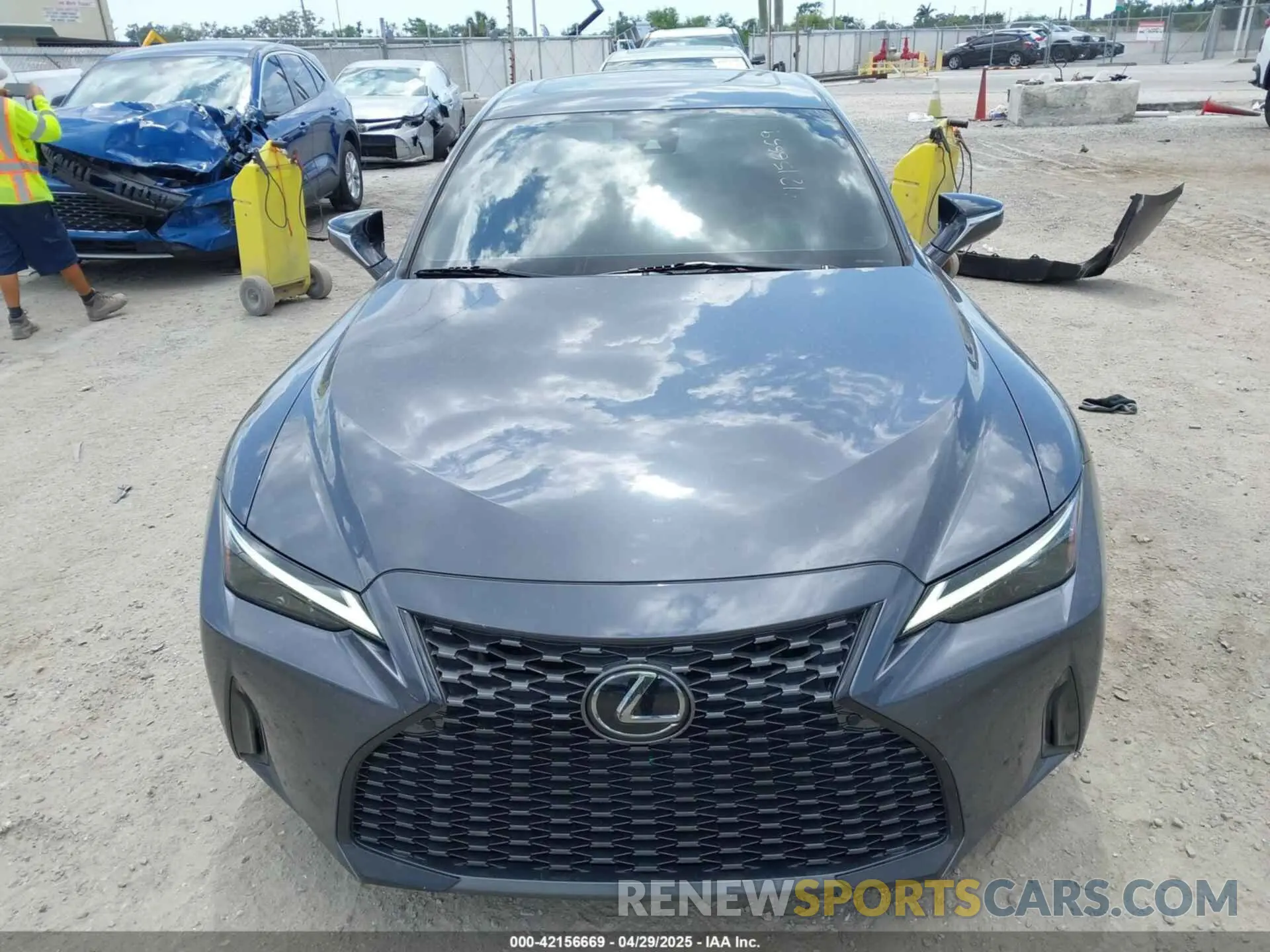 12 fotografías del automóvil dañado JTHCA1D25M5116300 LEXUS IS 300 2021