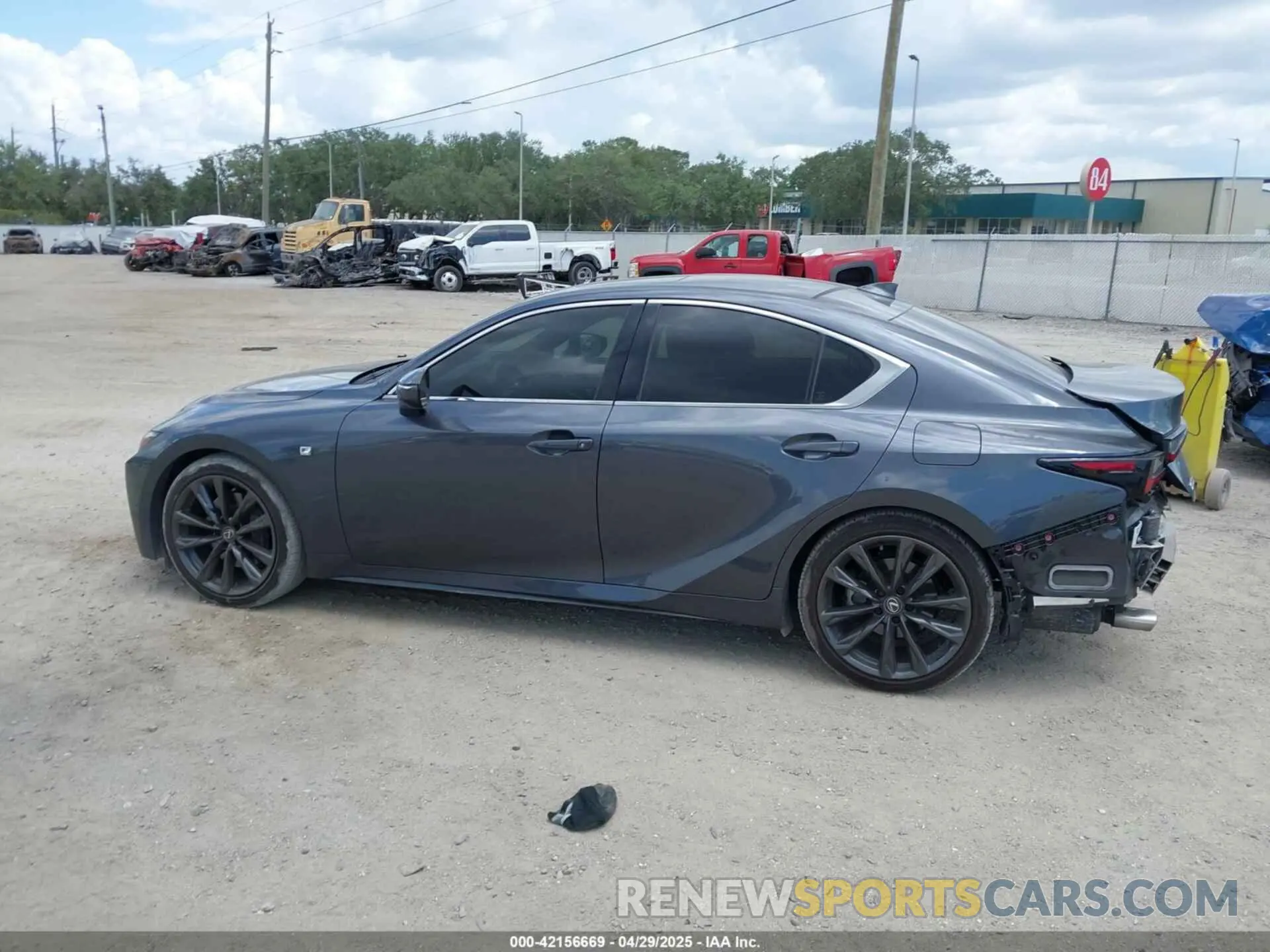 14 fotografías del automóvil dañado JTHCA1D25M5116300 LEXUS IS 300 2021