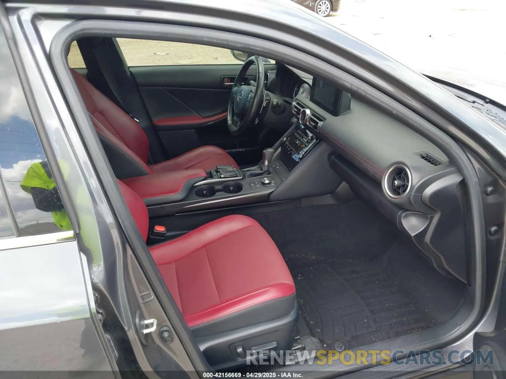5 fotografías del automóvil dañado JTHCA1D25M5116300 LEXUS IS 300 2021