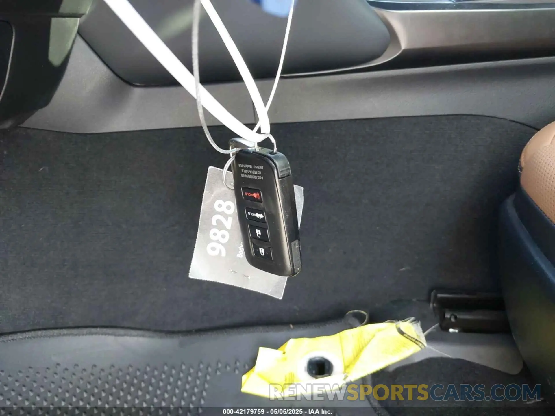 11 fotografías del automóvil dañado JTHCA1D26M5113003 LEXUS IS 300 2021