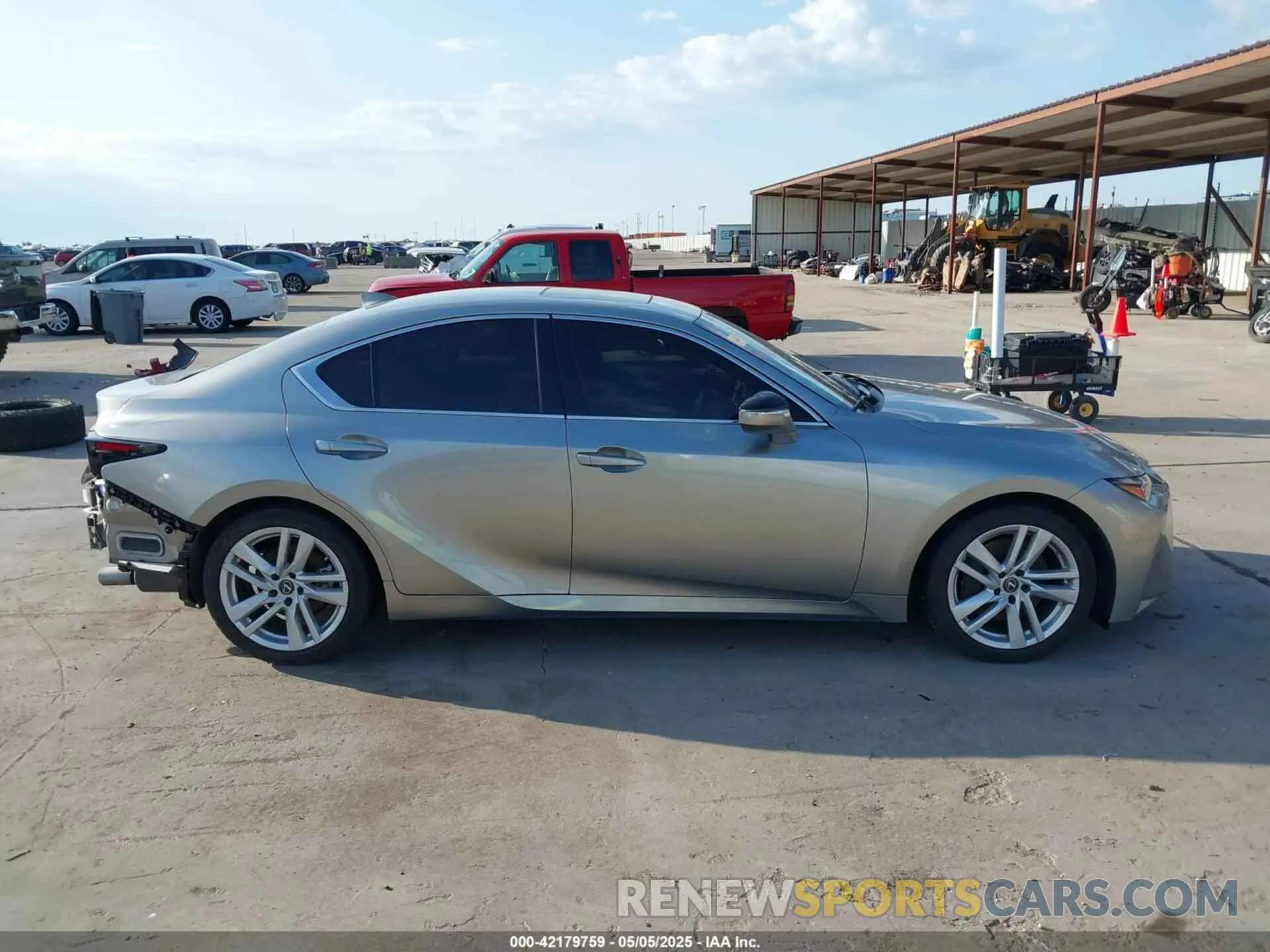 14 fotografías del automóvil dañado JTHCA1D26M5113003 LEXUS IS 300 2021