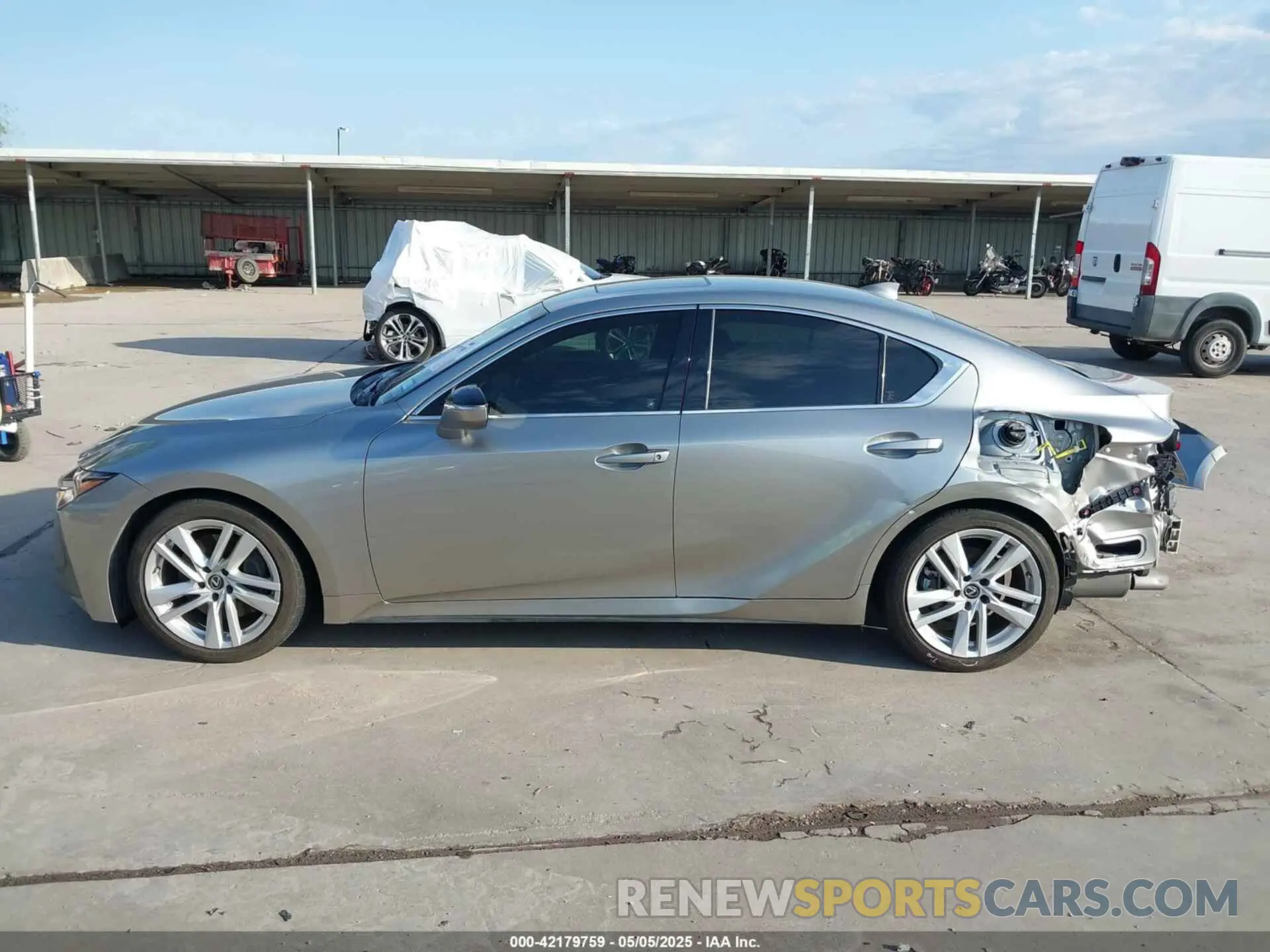 15 fotografías del automóvil dañado JTHCA1D26M5113003 LEXUS IS 300 2021