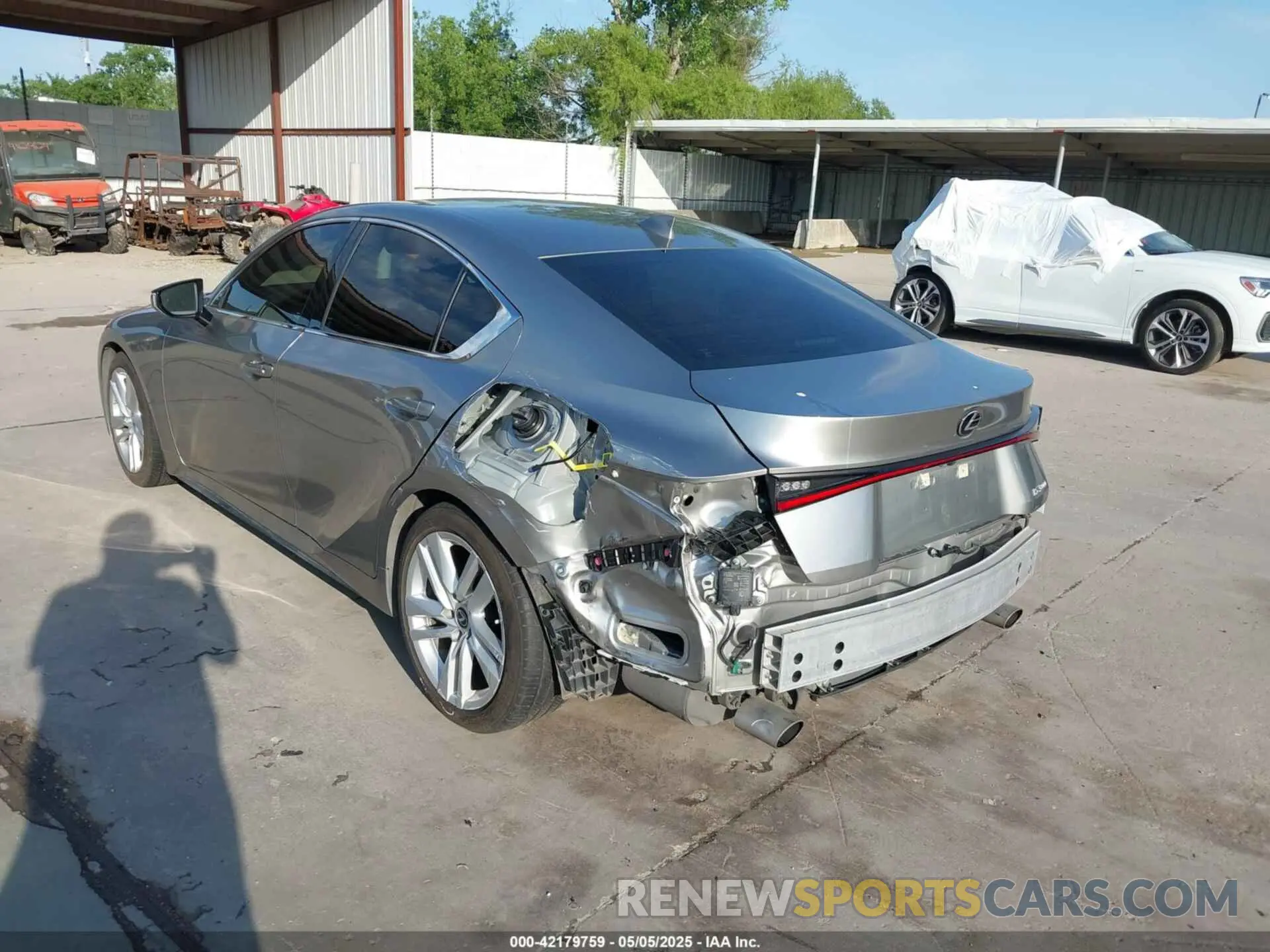 3 fotografías del automóvil dañado JTHCA1D26M5113003 LEXUS IS 300 2021