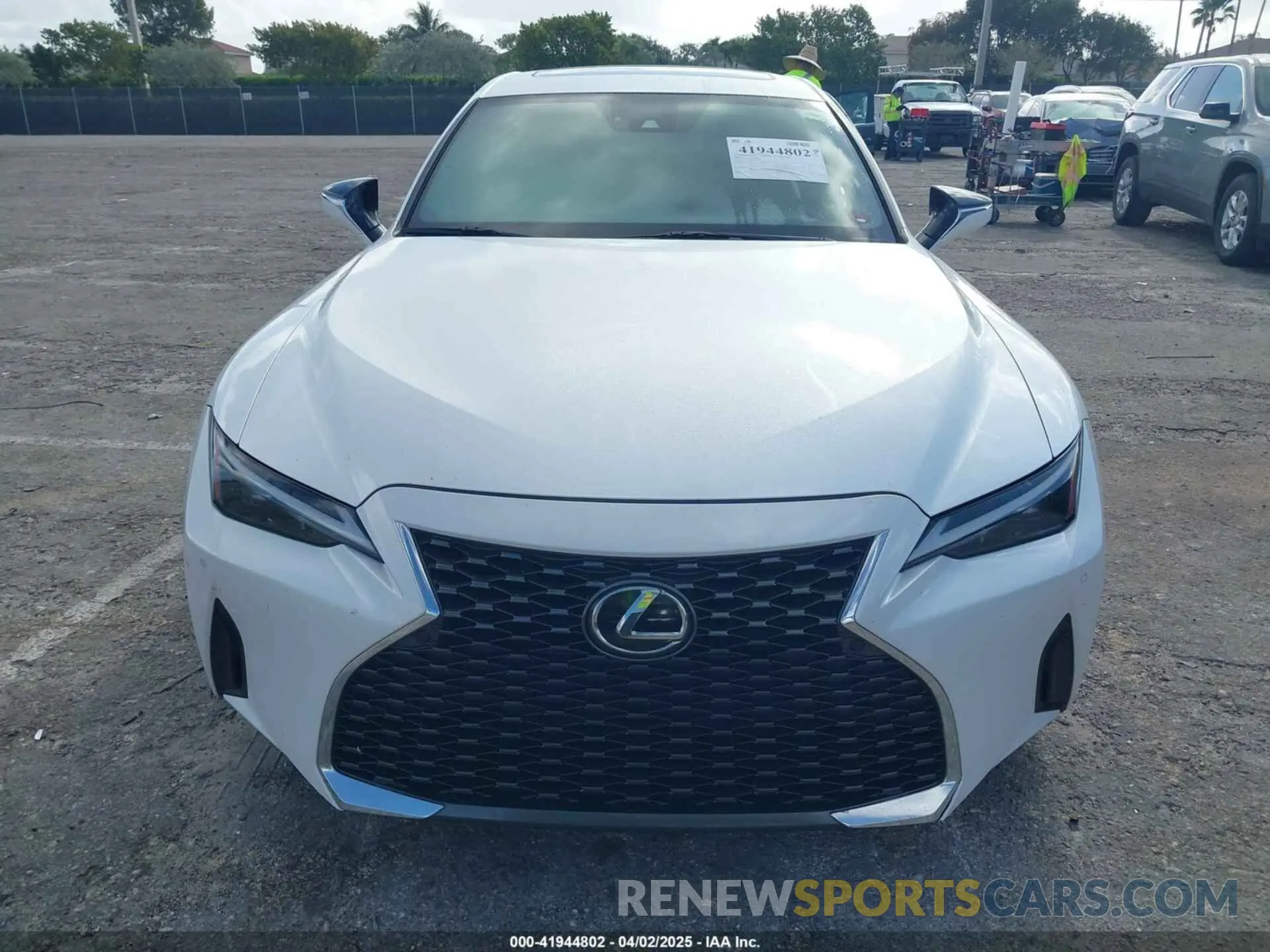 12 fotografías del automóvil dañado JTHCA1D2XM5112467 LEXUS IS 300 2021