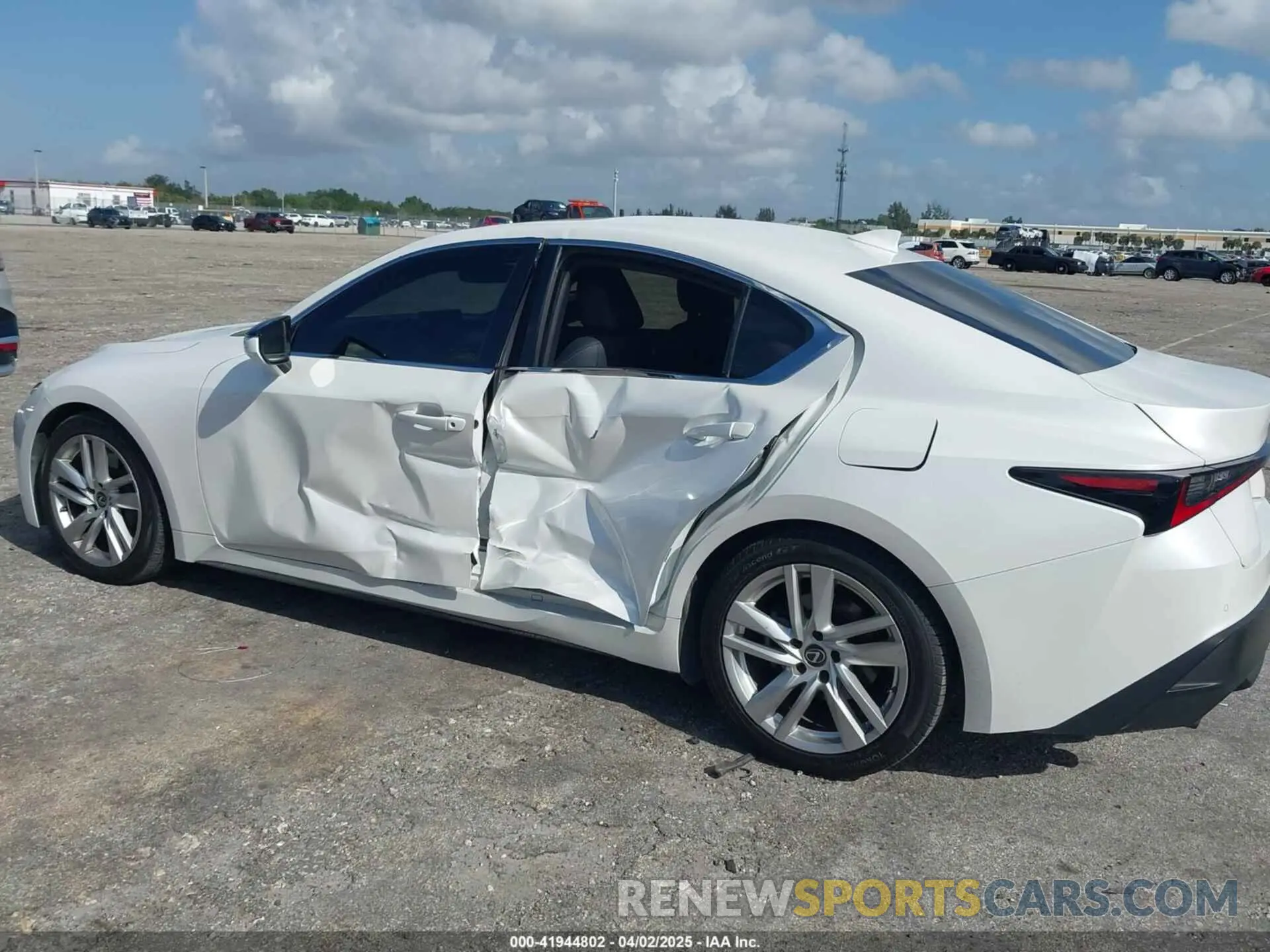 17 fotografías del automóvil dañado JTHCA1D2XM5112467 LEXUS IS 300 2021