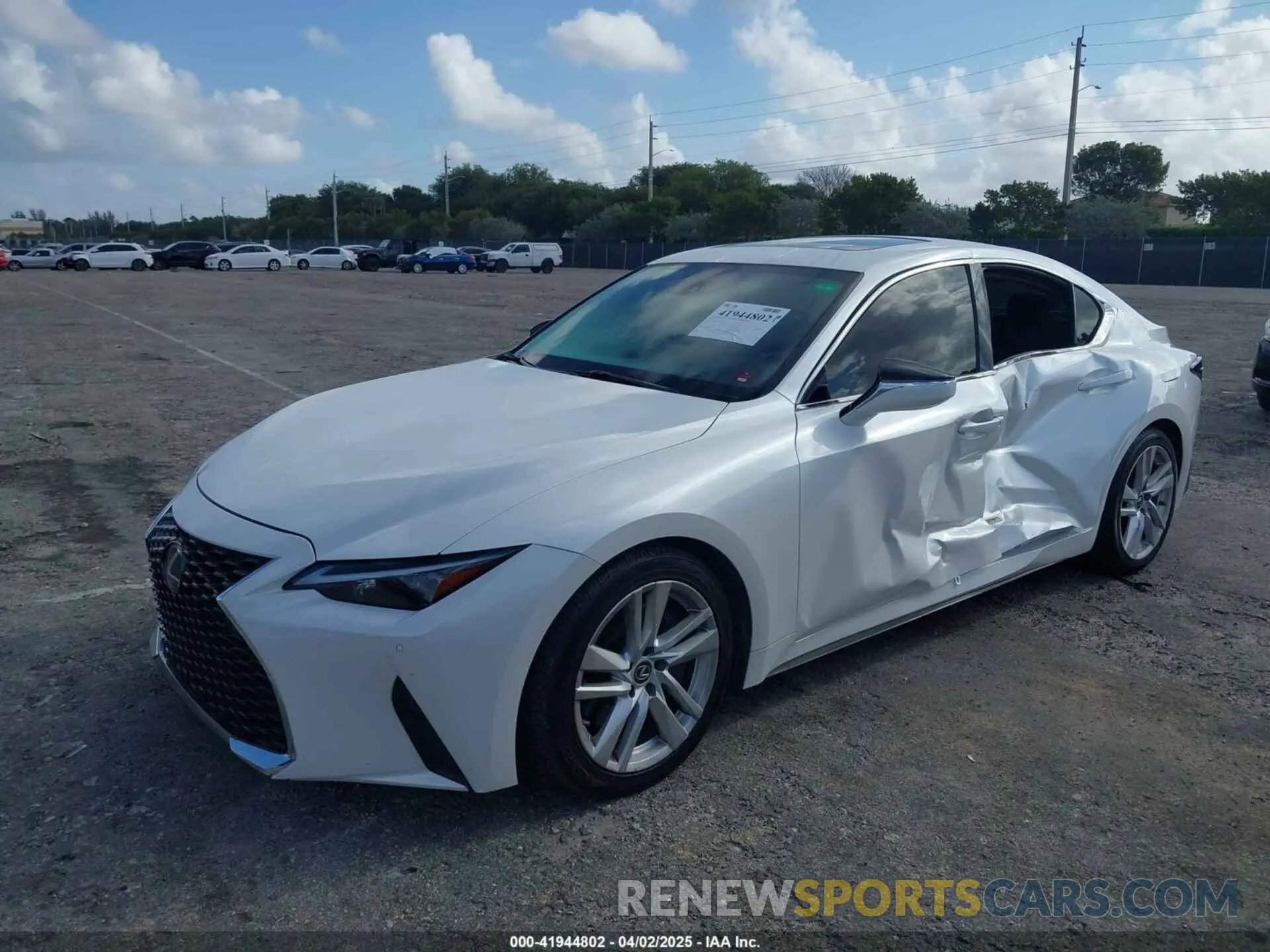2 fotografías del automóvil dañado JTHCA1D2XM5112467 LEXUS IS 300 2021