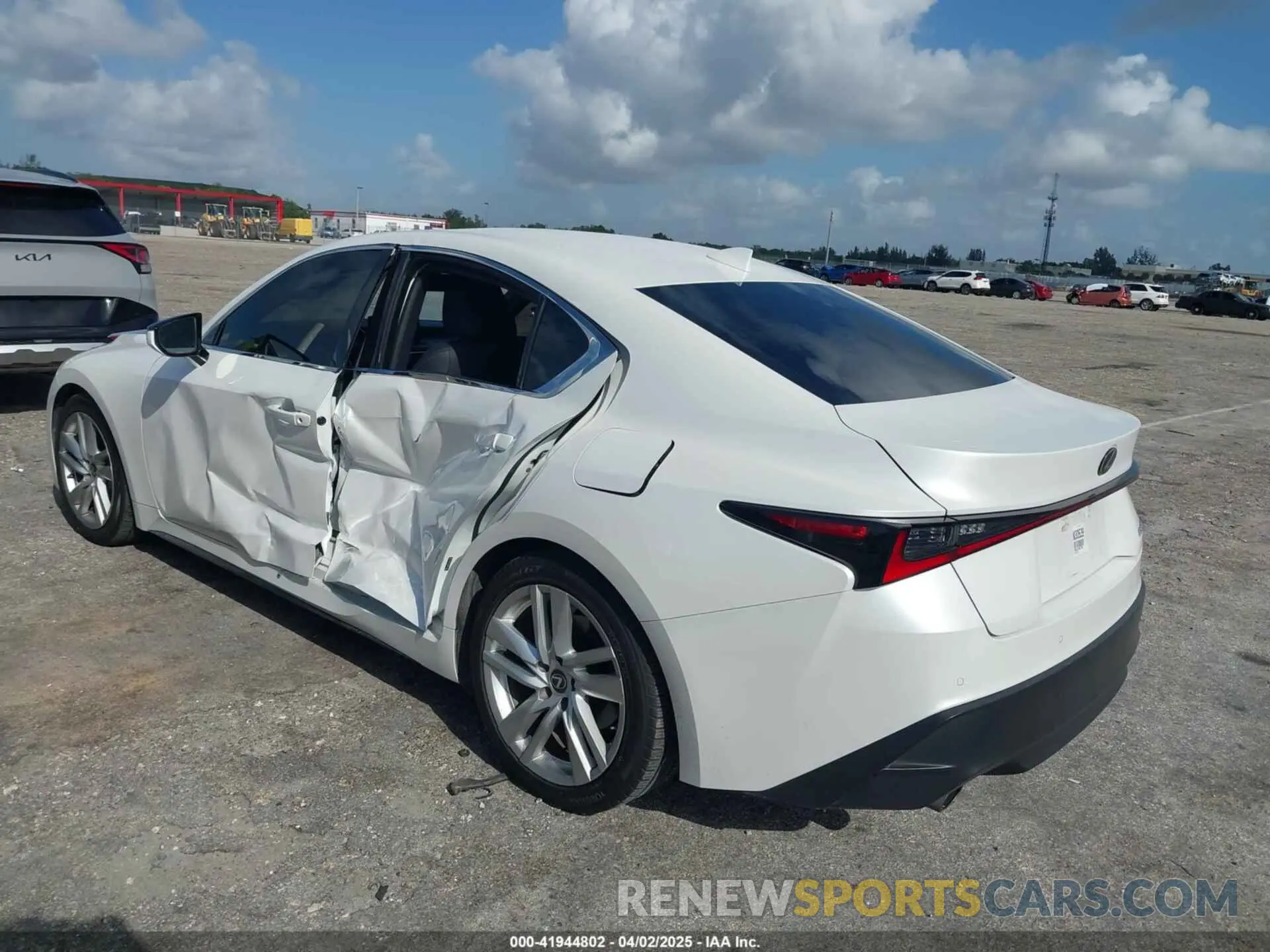 3 fotografías del automóvil dañado JTHCA1D2XM5112467 LEXUS IS 300 2021