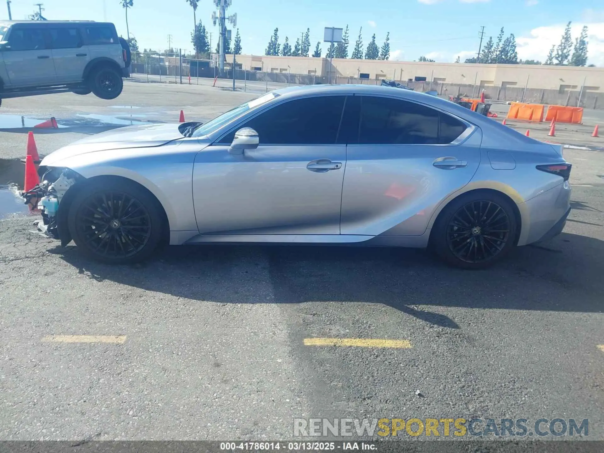 14 fotografías del automóvil dañado JTHDA1D24P5125014 LEXUS IS 300 2023