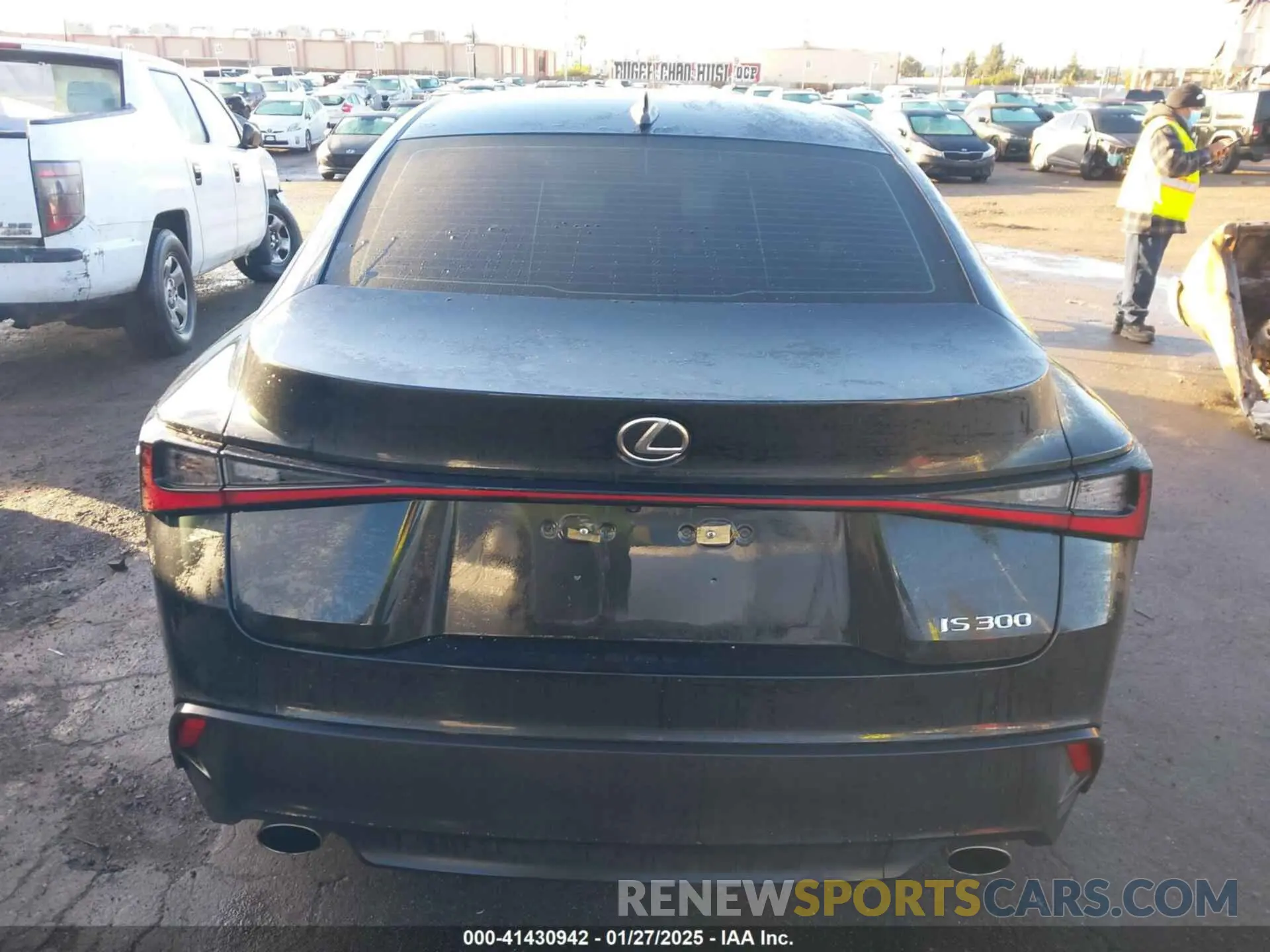 17 fotografías del automóvil dañado JTHDA1D25P5125507 LEXUS IS 300 2023